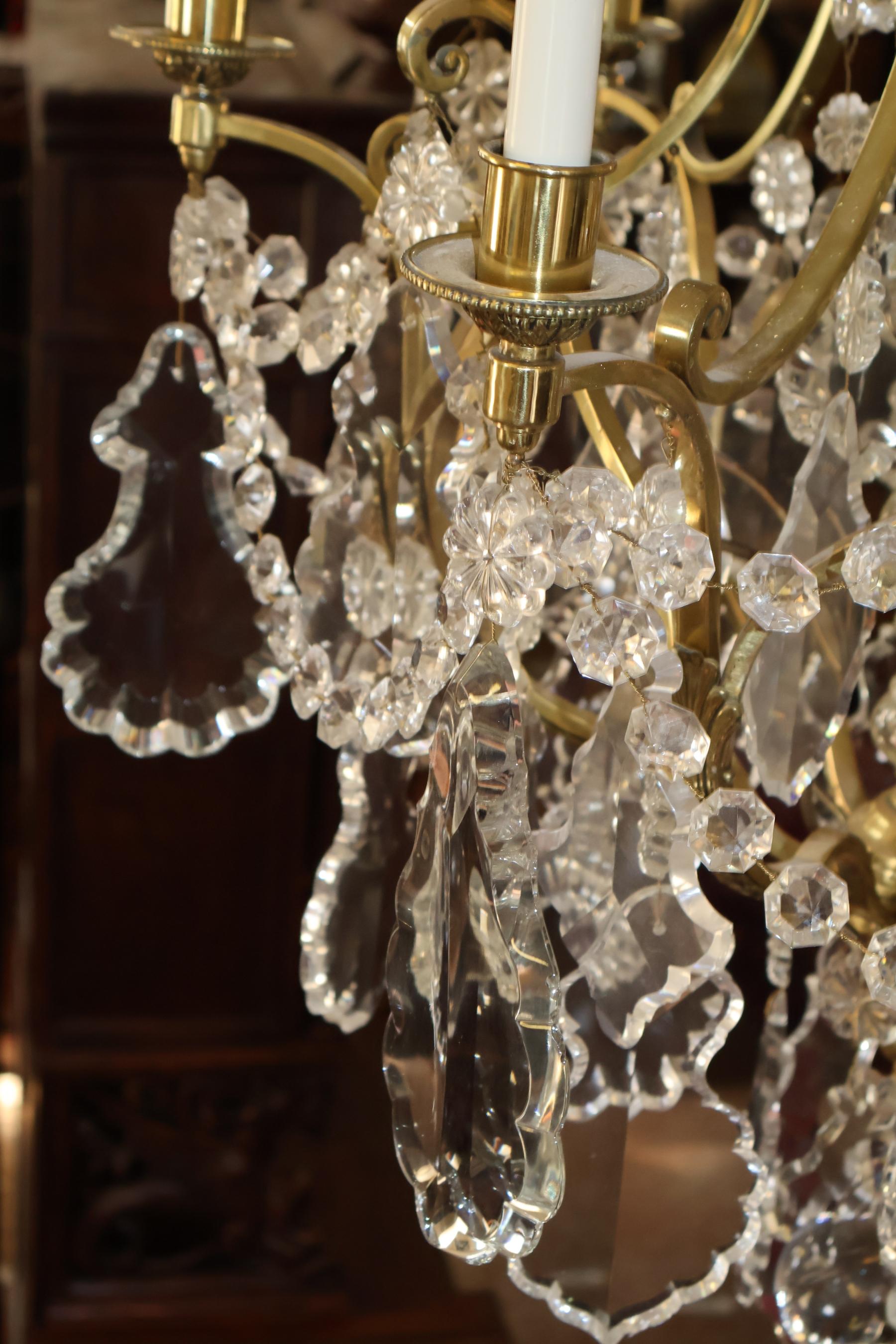 Lustre cage à 12 lumières en laiton et cristal de style Louis XV de la fin du XIXe siècle en vente 6
