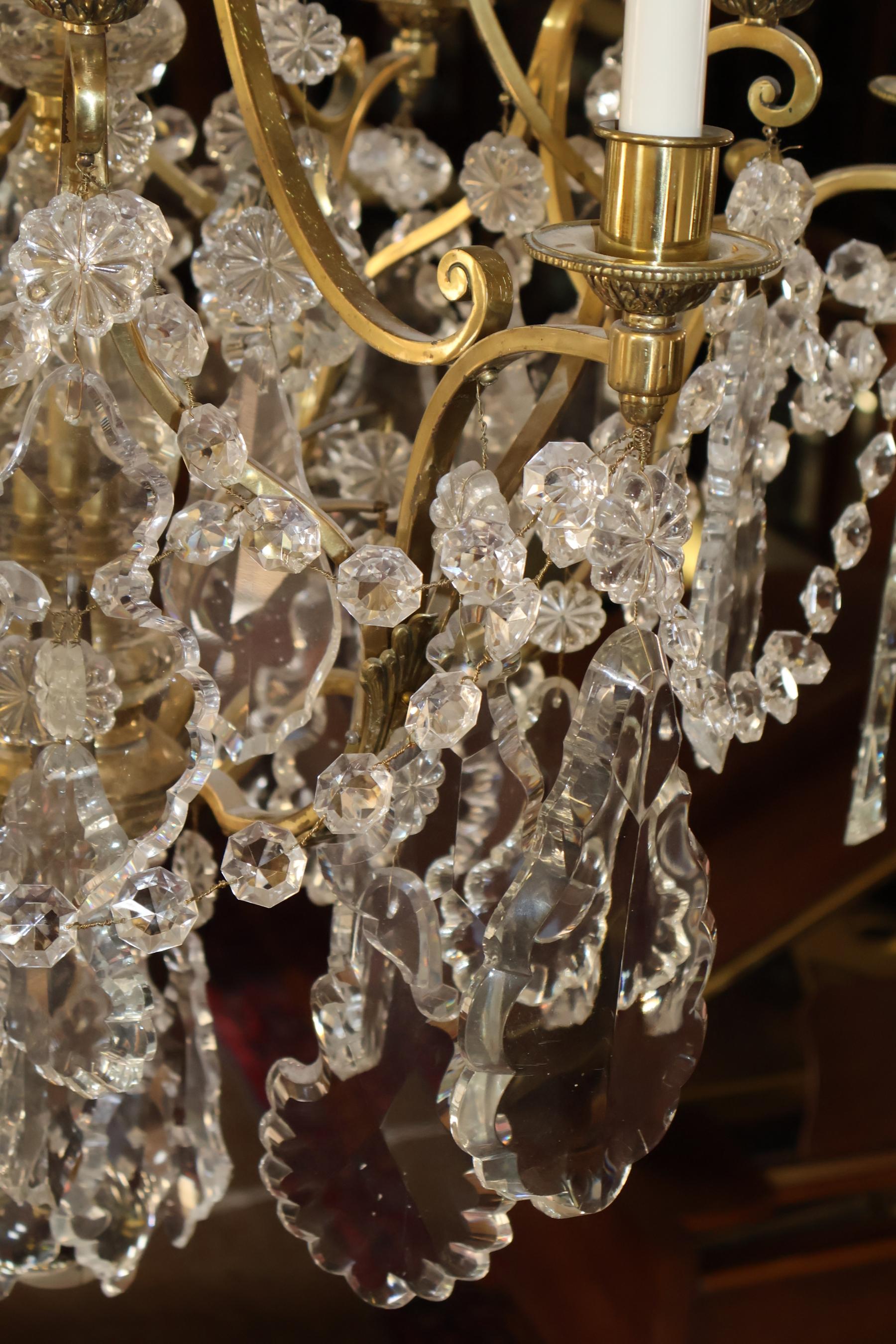 Lustre cage à 12 lumières en laiton et cristal de style Louis XV de la fin du XIXe siècle en vente 7