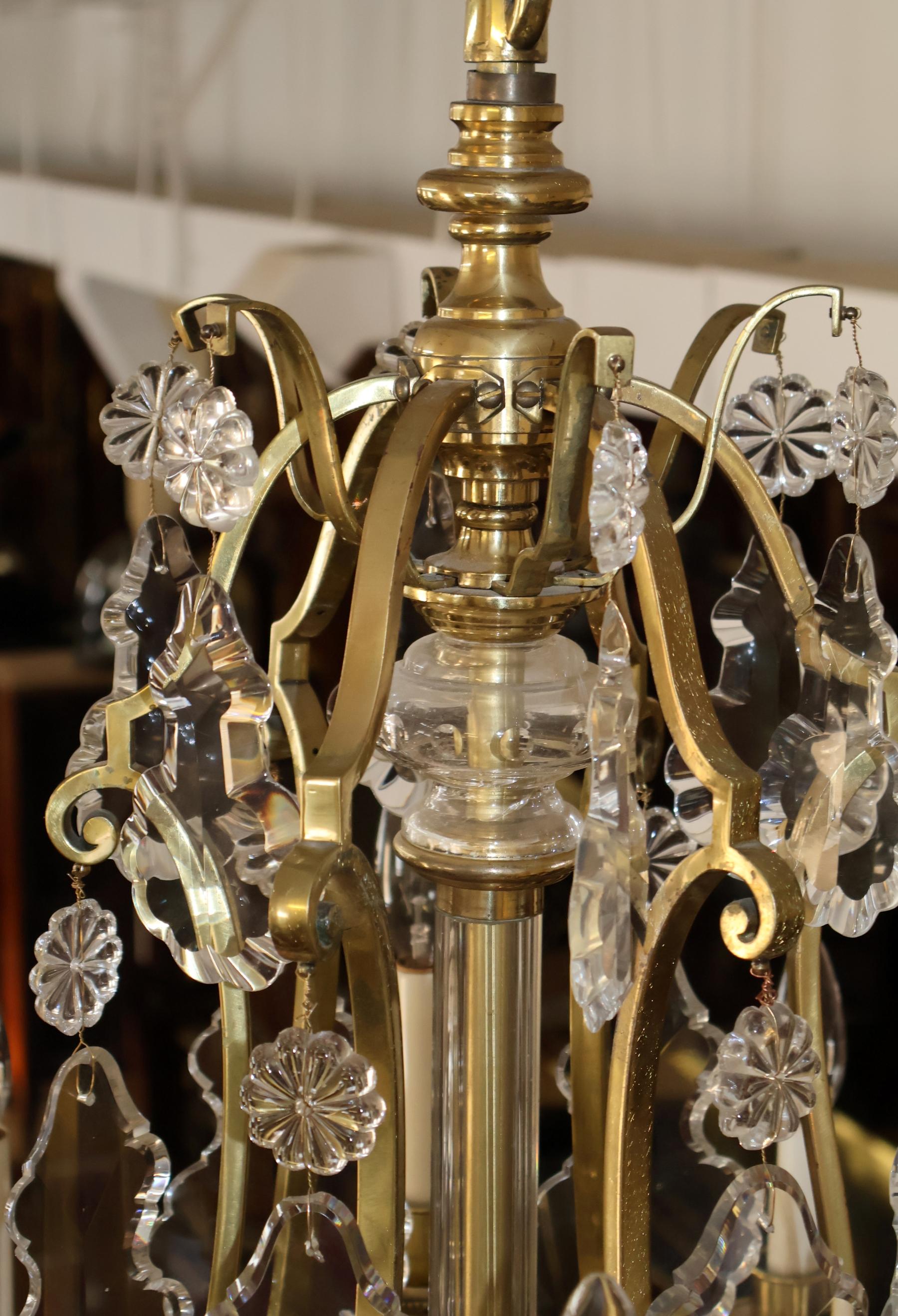 Lustre cage à 12 lumières en laiton et cristal de style Louis XV de la fin du XIXe siècle en vente 8