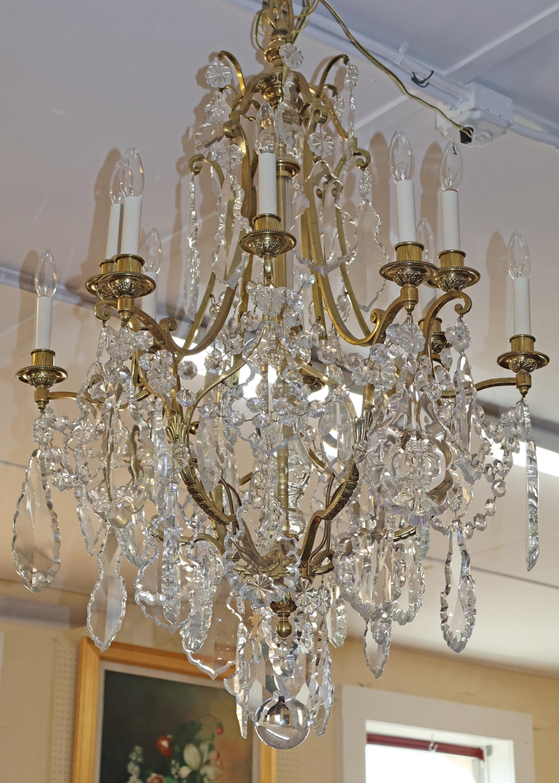 Lustre cage à 12 lumières en laiton et cristal de style Louis XV de la fin du XIXe siècle en vente 9
