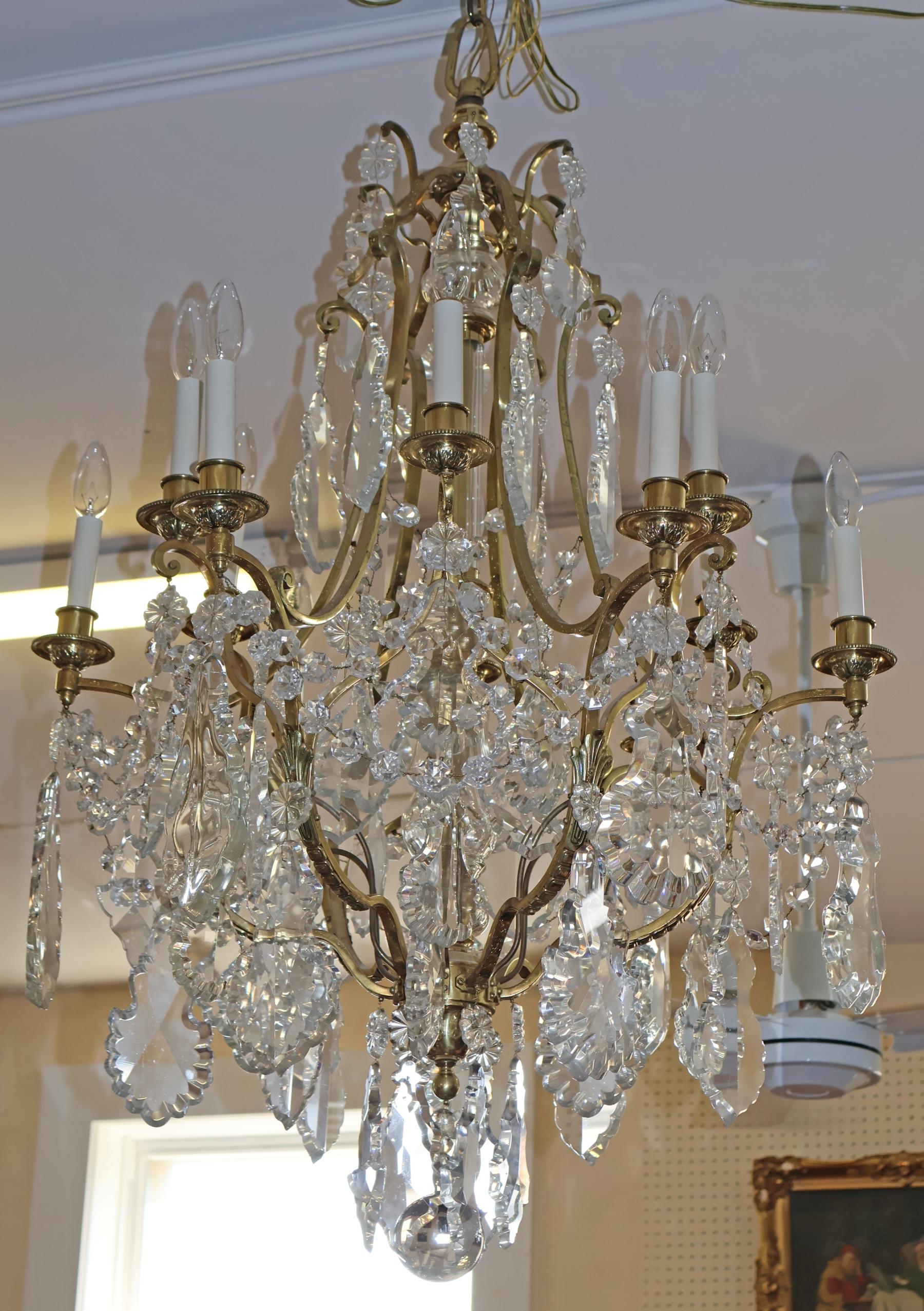 Lustre cage à 12 lumières en laiton et cristal de style Louis XV de la fin du XIXe siècle en vente 10