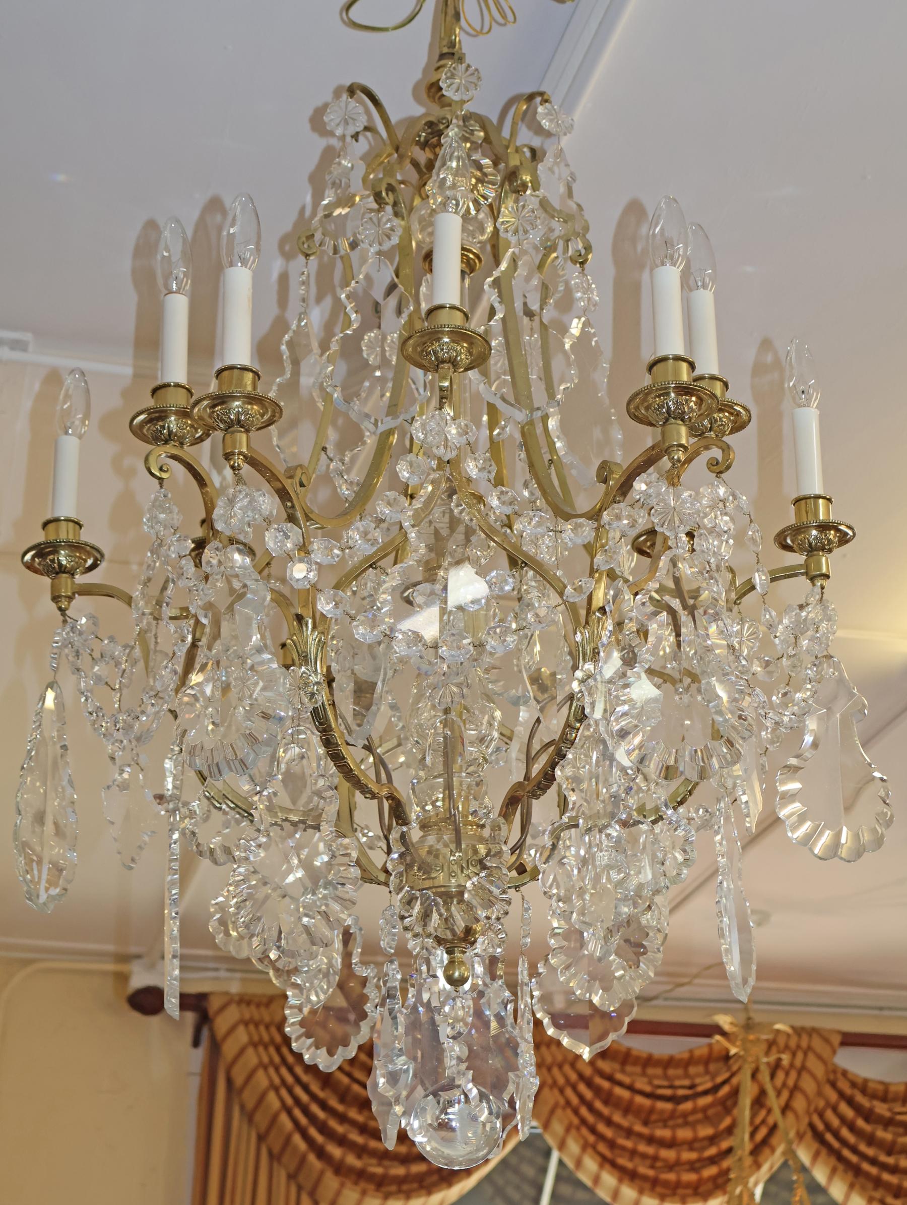 Lustre cage à 12 lumières en laiton et cristal de style Louis XV de la fin du XIXe siècle en vente 11