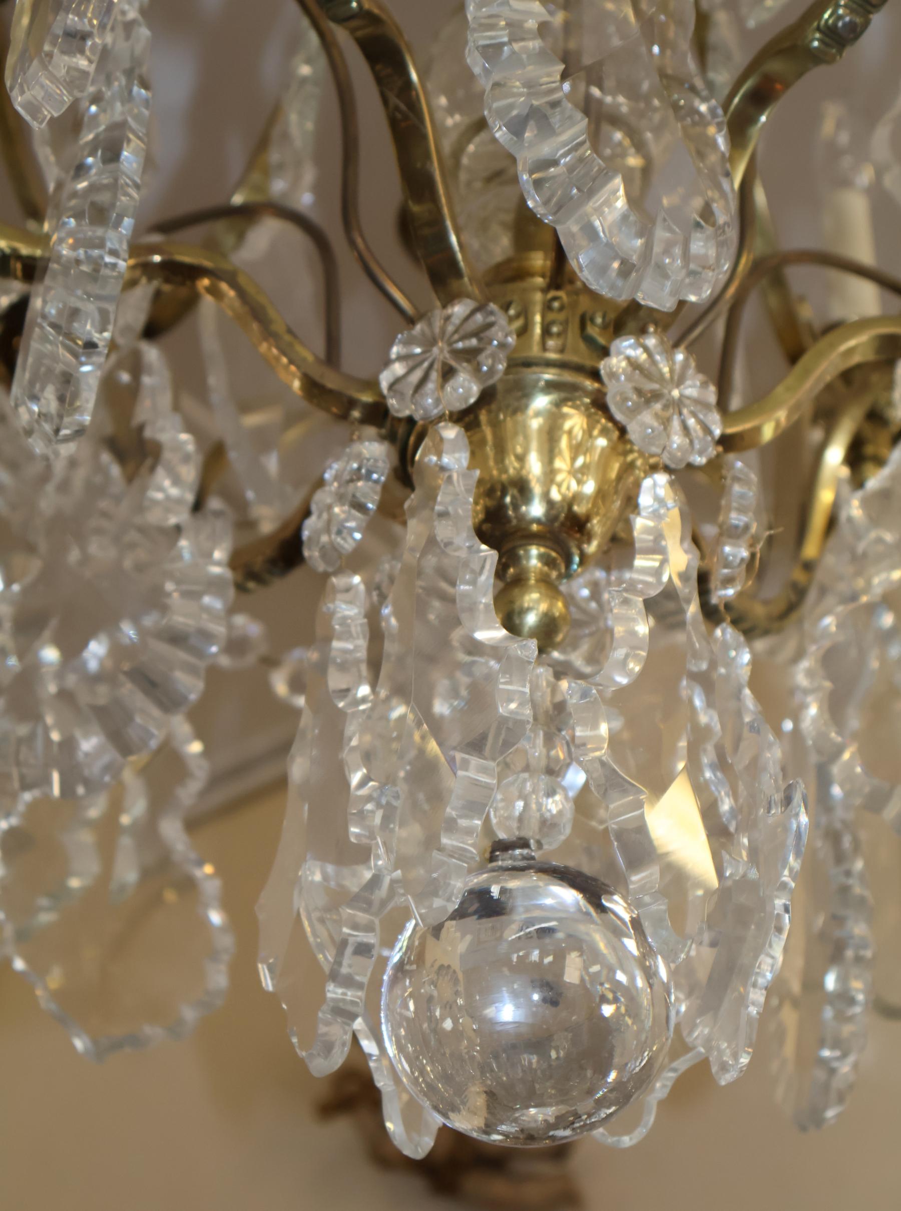Lustre cage à 12 lumières en laiton et cristal de style Louis XV de la fin du XIXe siècle en vente 13