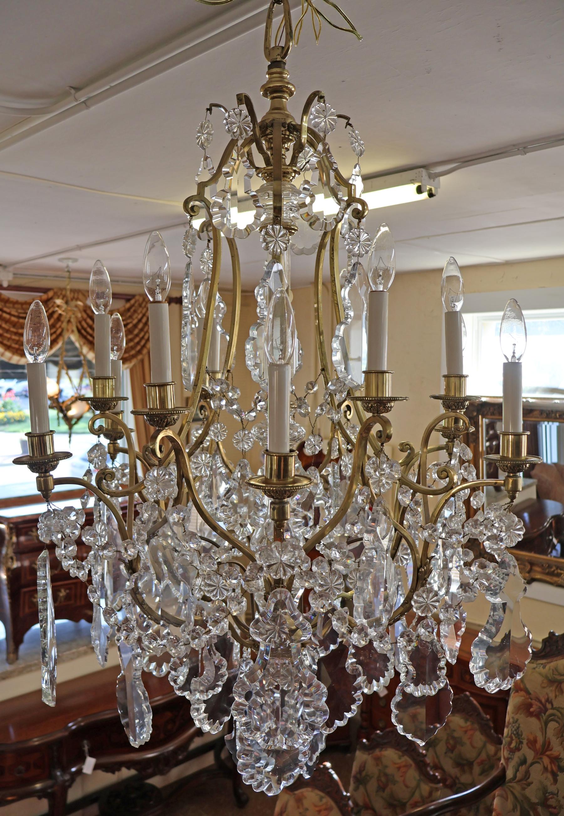 Lustre cage à 12 lumières en laiton et cristal de style Louis XV de la fin du XIXe siècle en vente 14