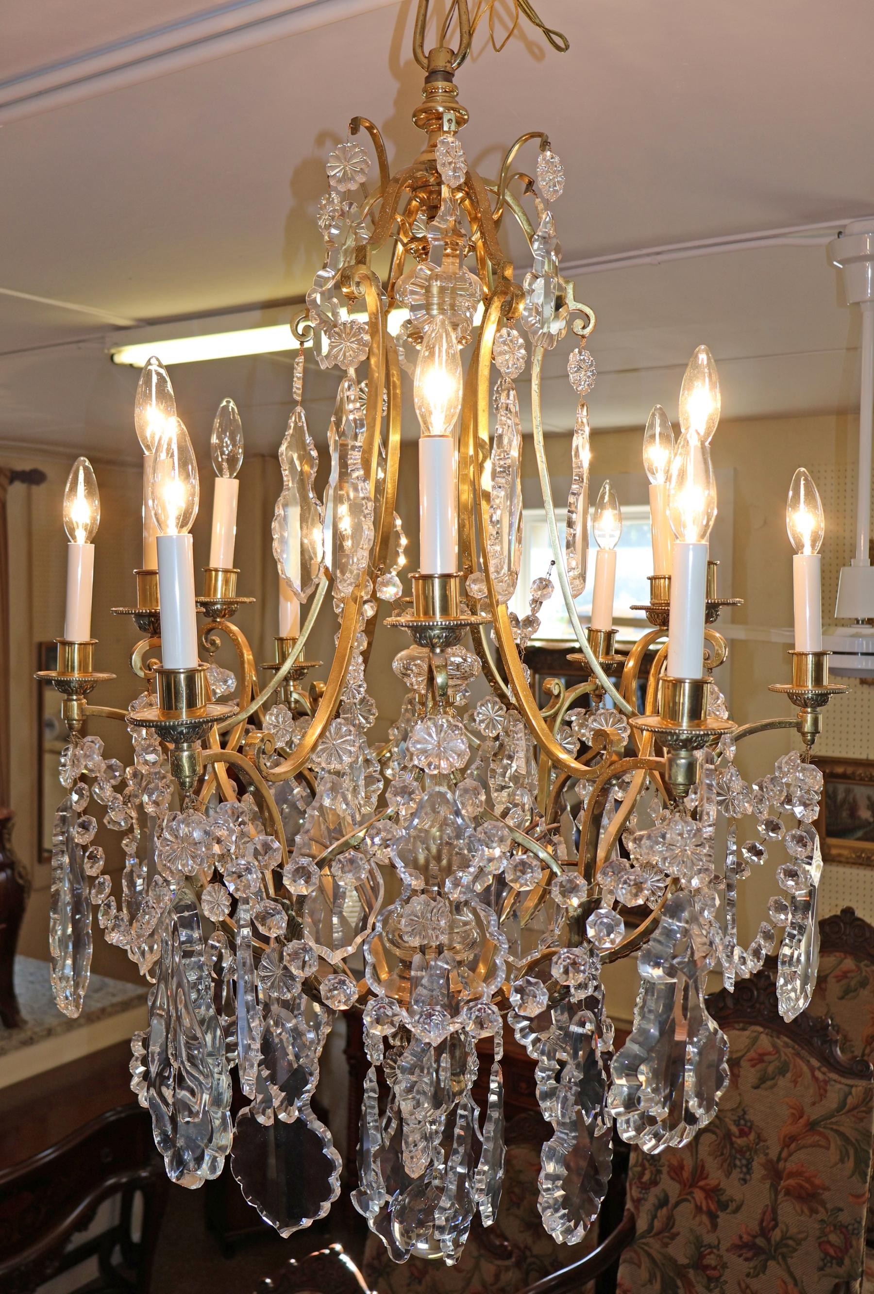 Lustre à 12 lumières en laiton et cristal de style Louis XV de la fin du XIXe siècle

Dimensions : 42