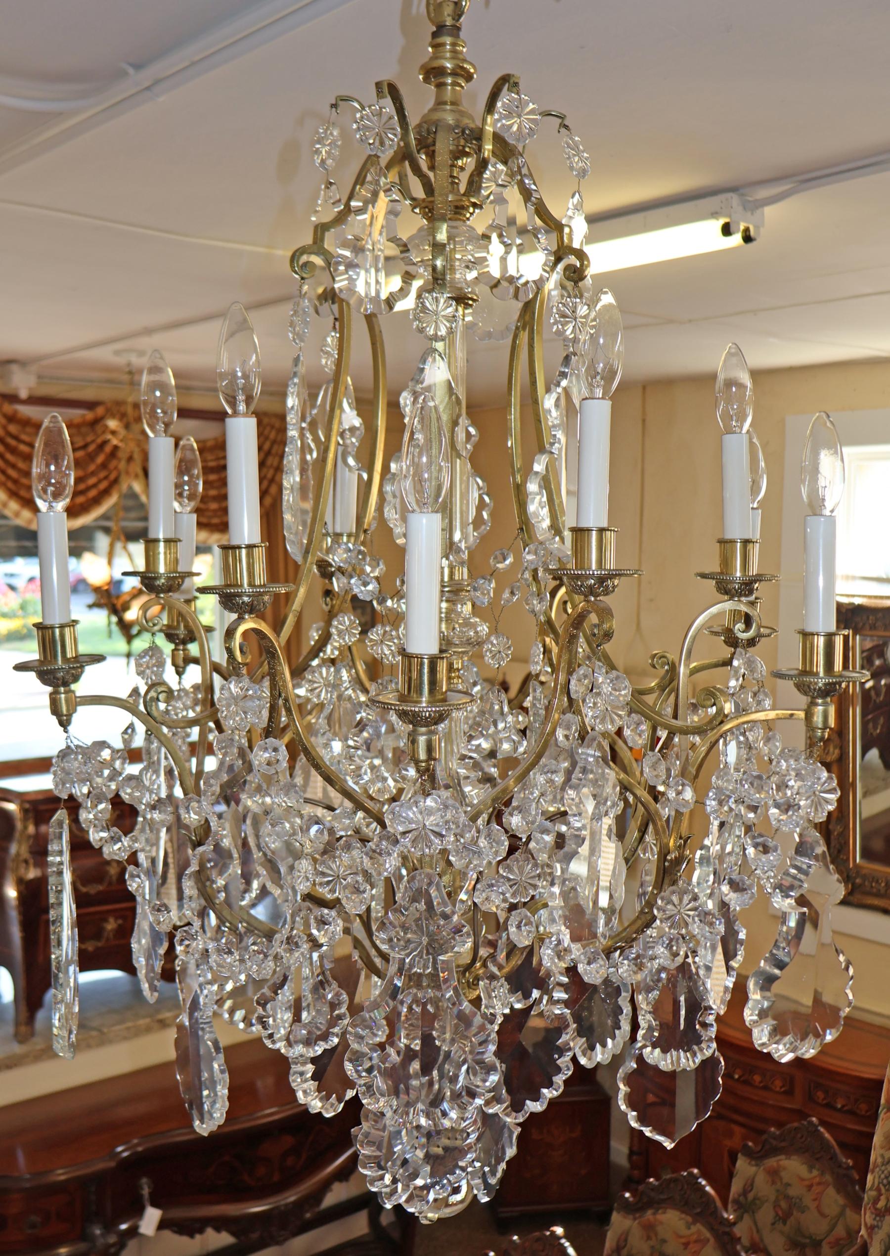 Lustre cage à 12 lumières en laiton et cristal de style Louis XV de la fin du XIXe siècle en vente 15