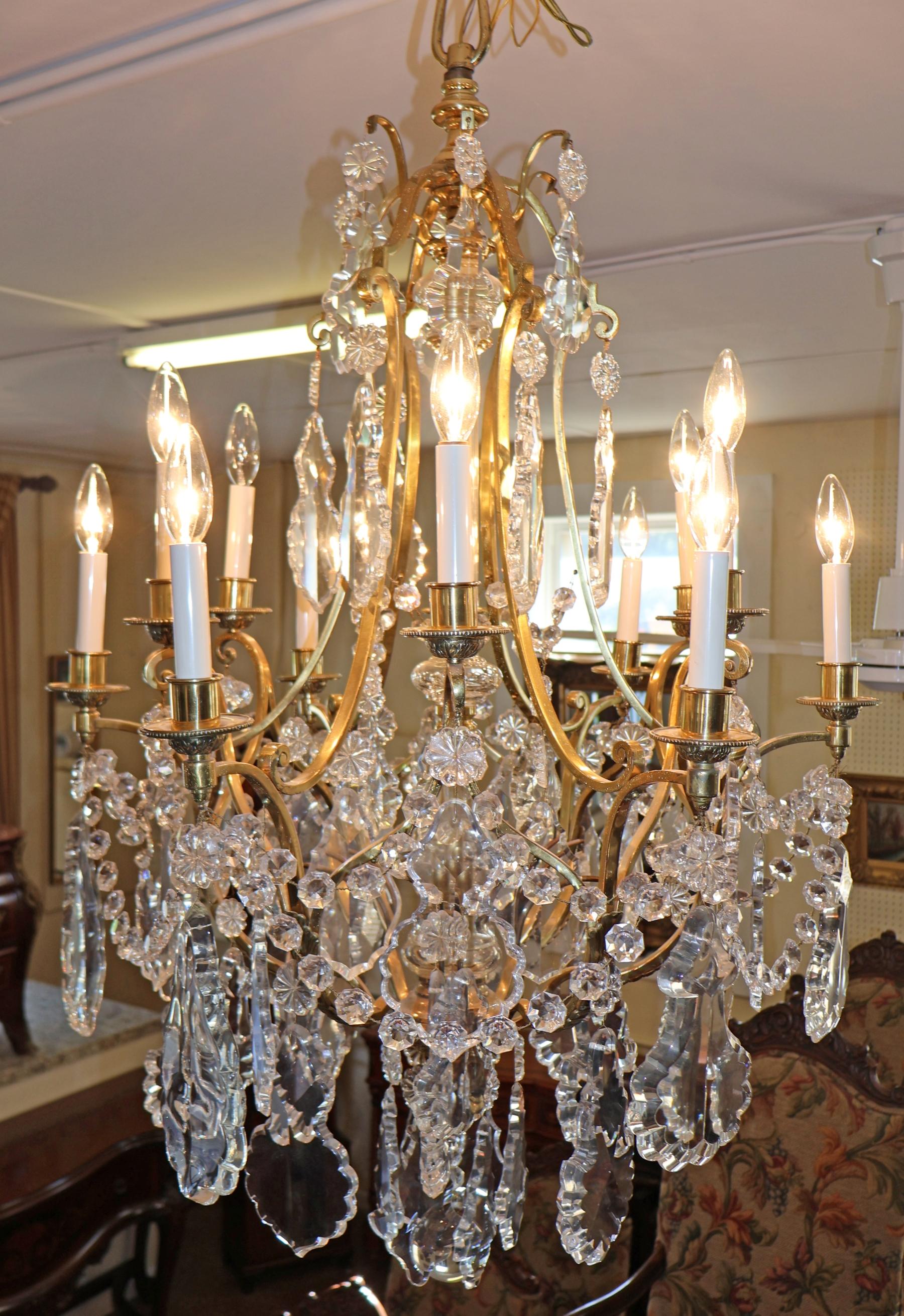 Français Lustre cage à 12 lumières en laiton et cristal de style Louis XV de la fin du XIXe siècle en vente