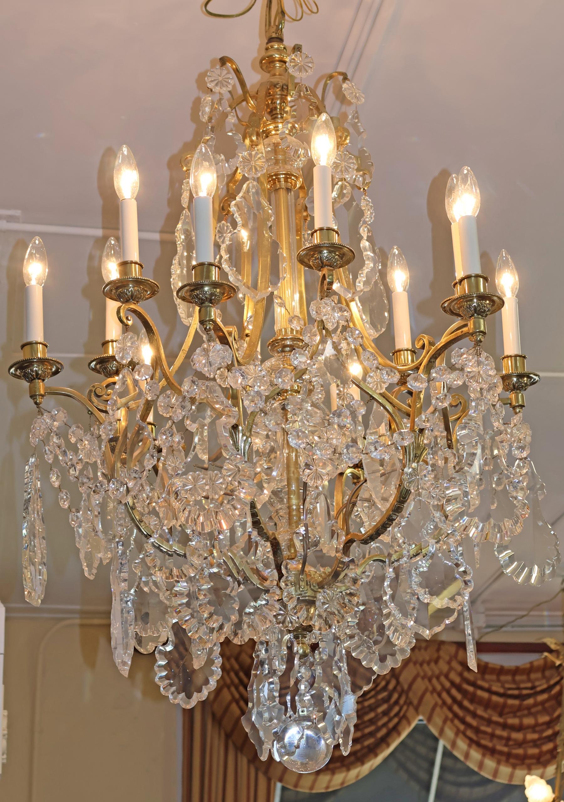 Lustre cage à 12 lumières en laiton et cristal de style Louis XV de la fin du XIXe siècle Bon état - En vente à Long Branch, NJ