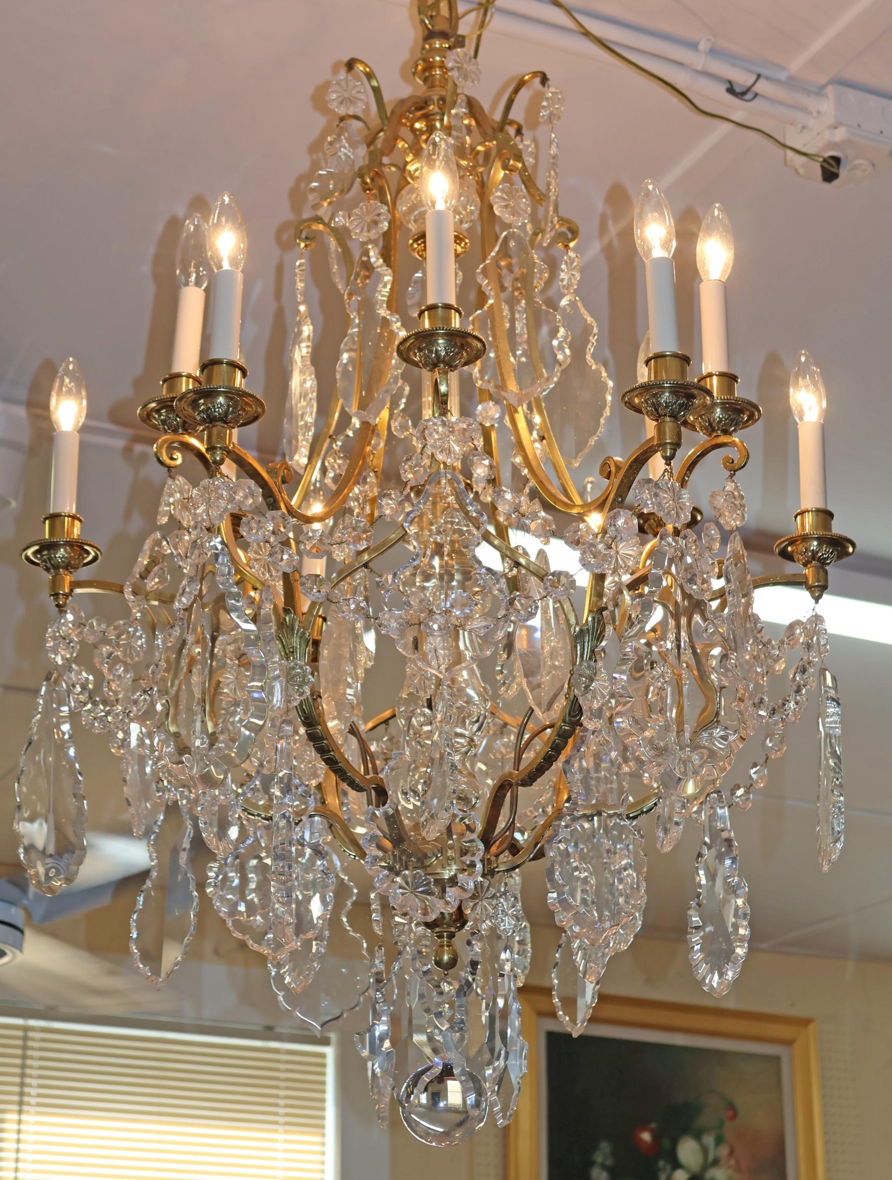 Laiton Lustre cage à 12 lumières en laiton et cristal de style Louis XV de la fin du XIXe siècle en vente