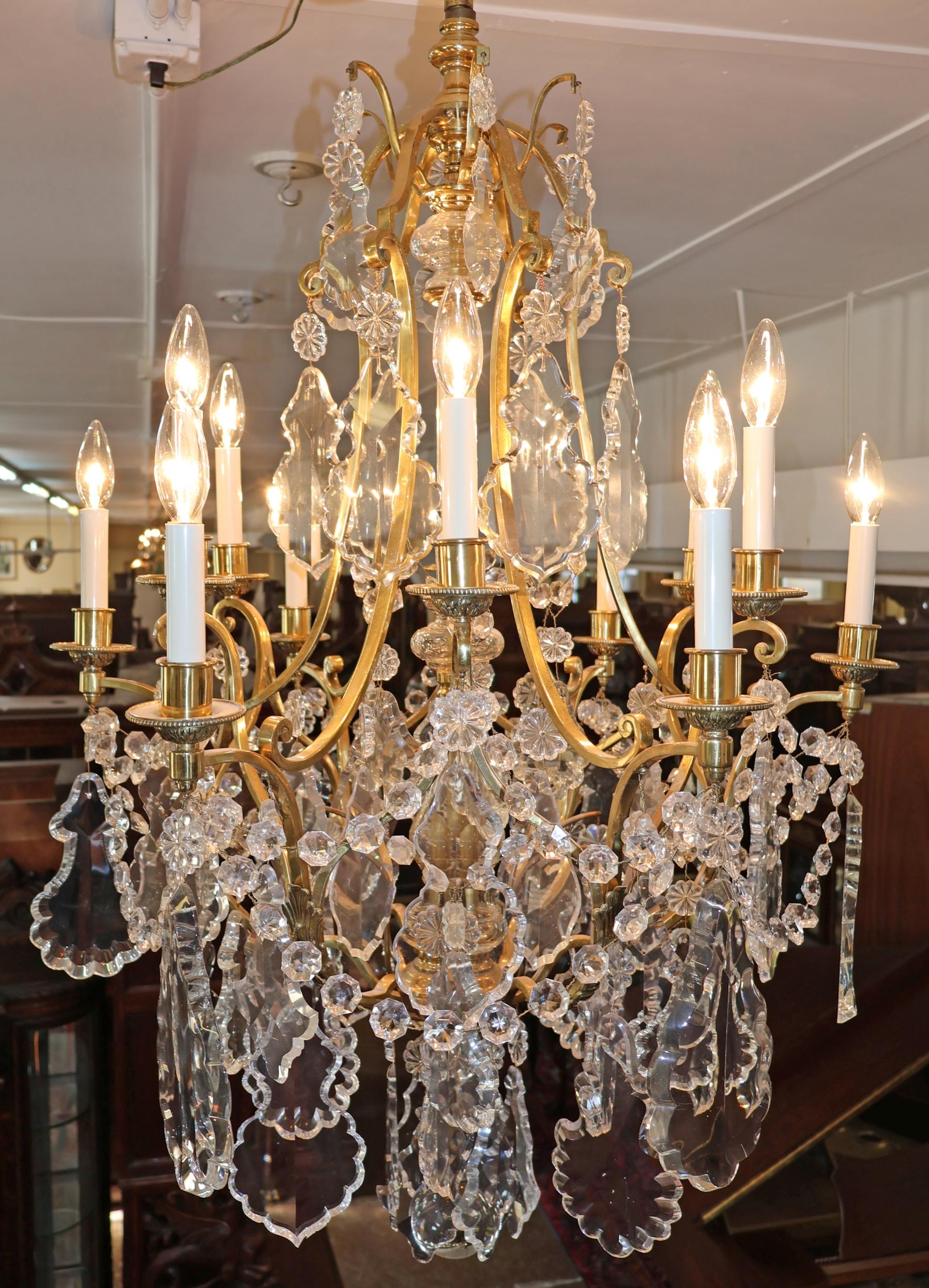 Lustre cage à 12 lumières en laiton et cristal de style Louis XV de la fin du XIXe siècle en vente 1