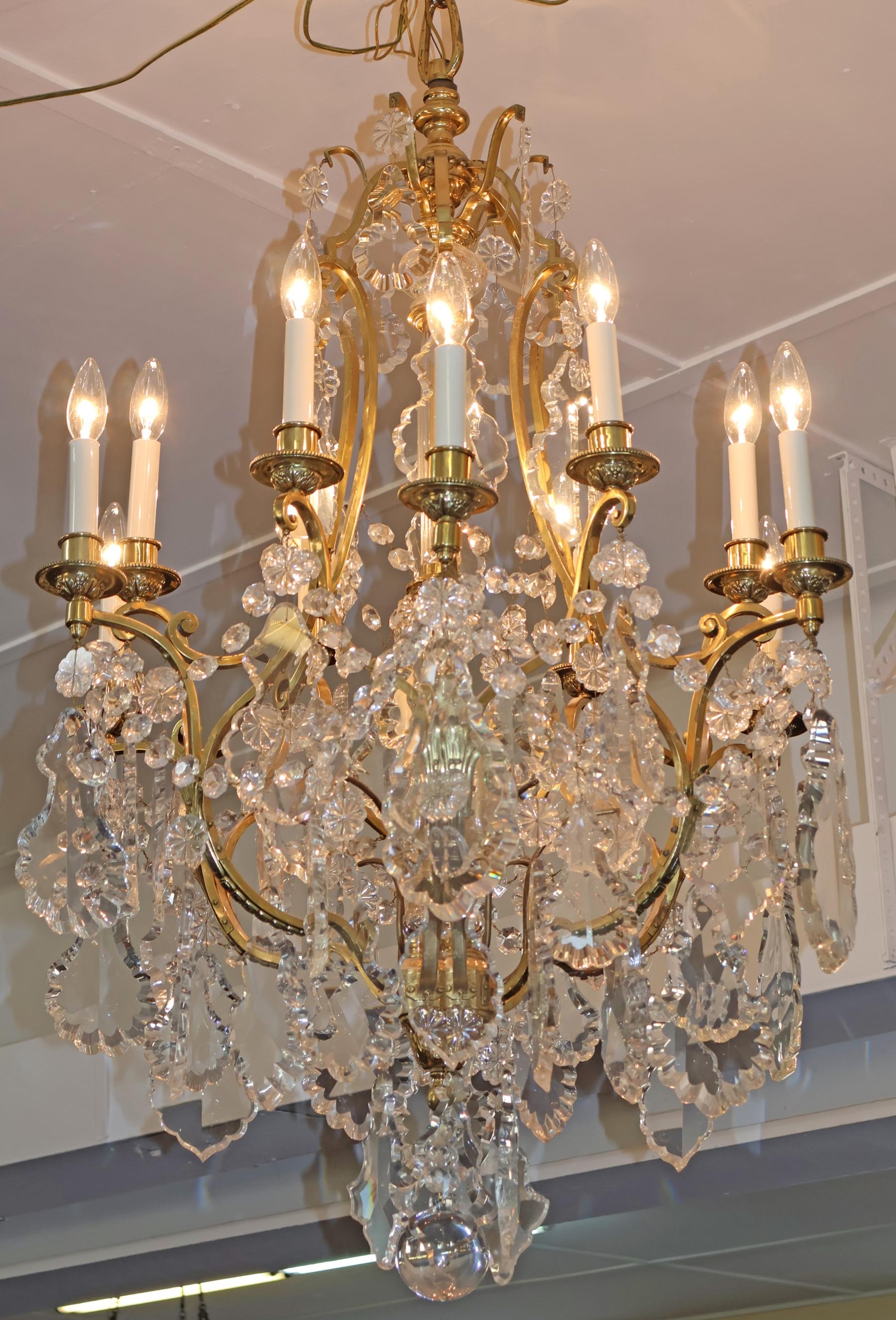 Lustre cage à 12 lumières en laiton et cristal de style Louis XV de la fin du XIXe siècle en vente 2