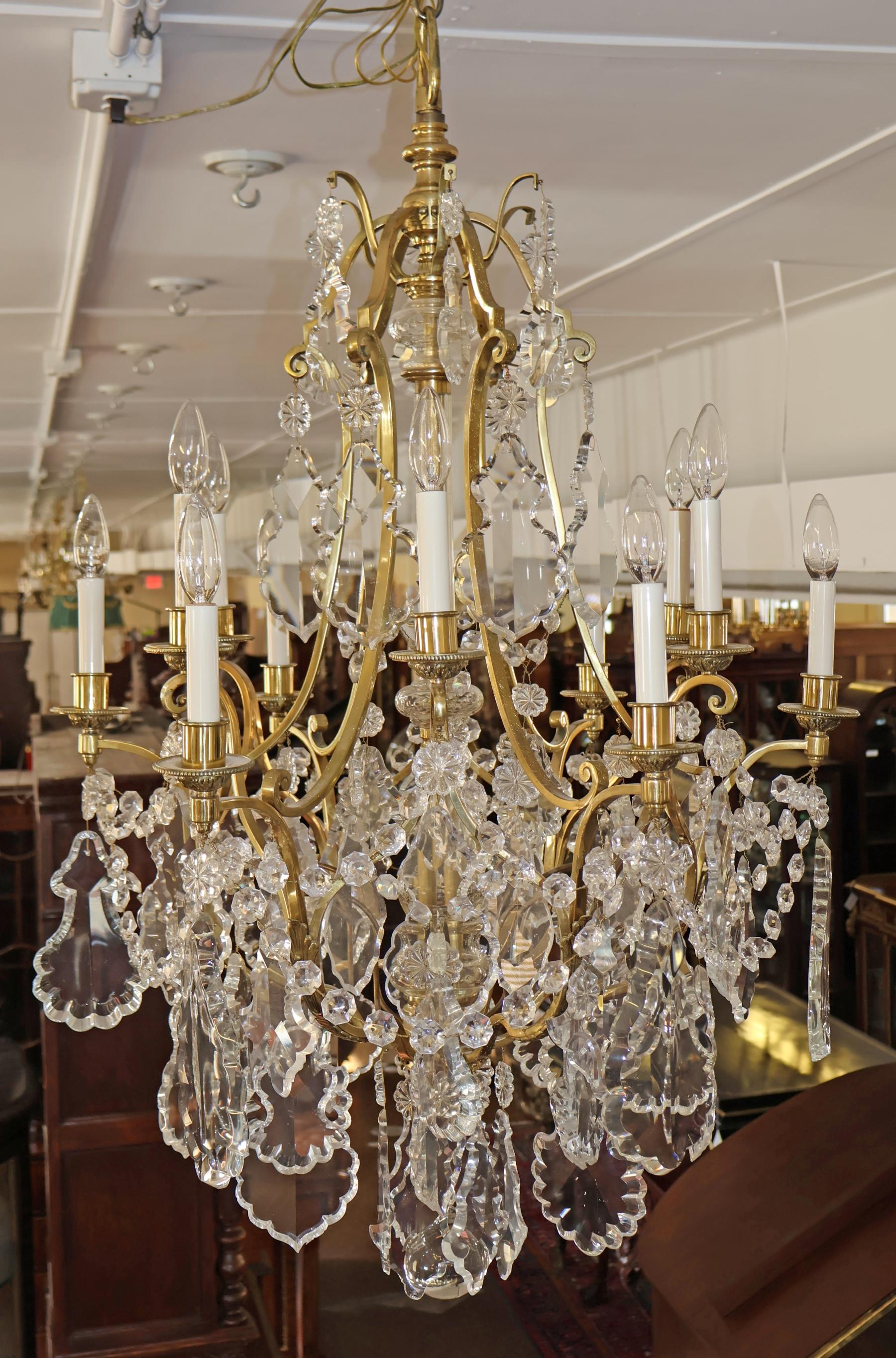 Lustre cage à 12 lumières en laiton et cristal de style Louis XV de la fin du XIXe siècle en vente 4