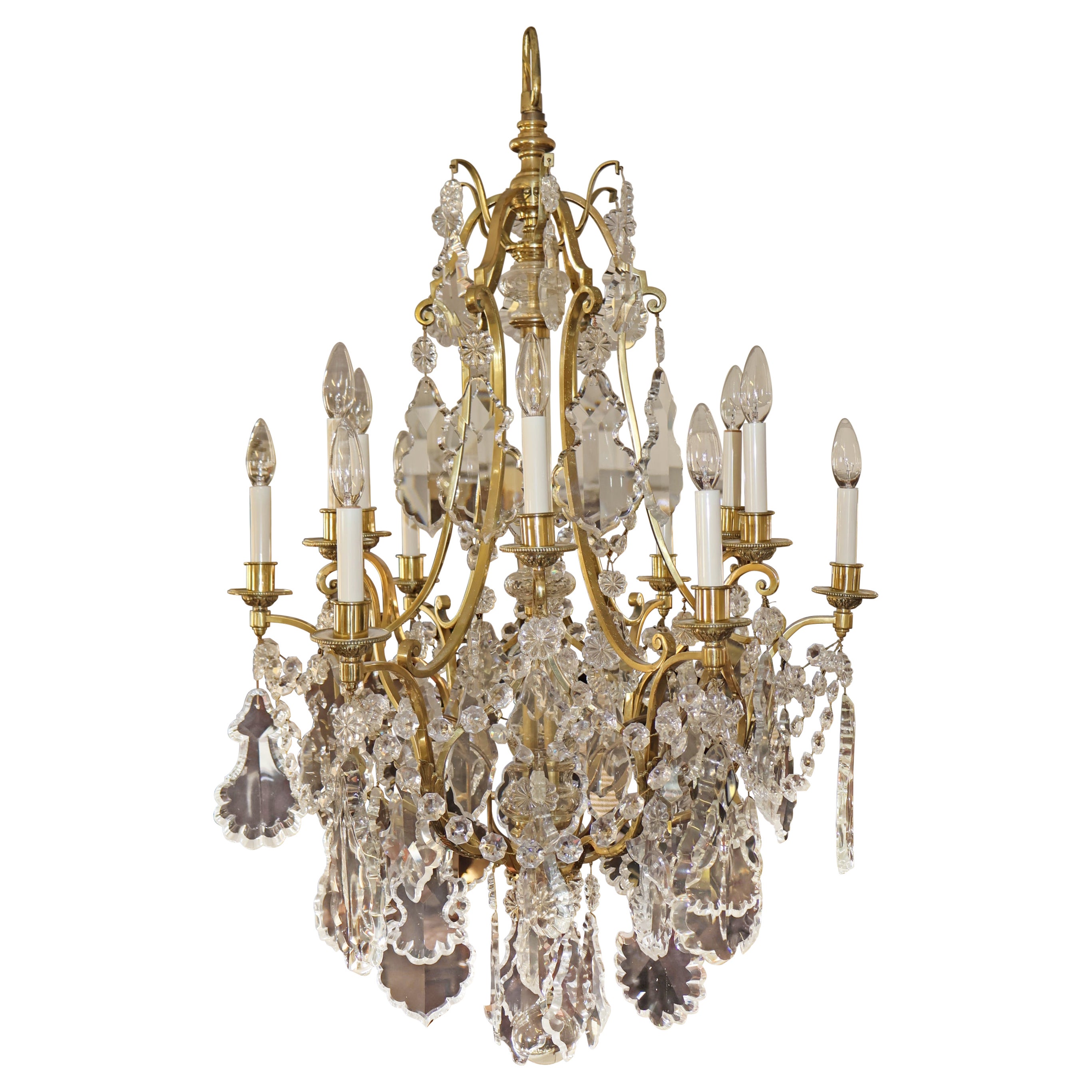 Lustre cage à 12 lumières en laiton et cristal de style Louis XV de la fin du XIXe siècle en vente