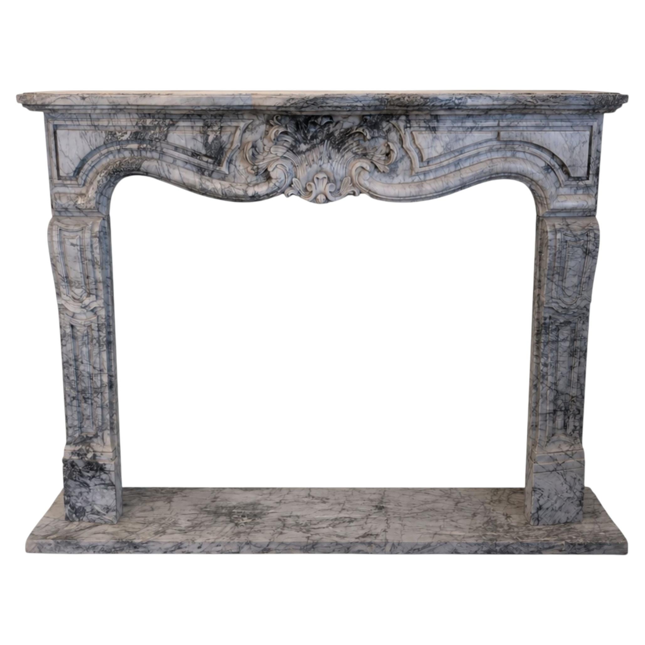 Kamin aus Carrara-Bardiglio-Marmor im französischen Louis-XV-Stil aus dem späten 19. Jahrhundert