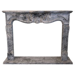 Kamin aus Carrara-Bardiglio-Marmor im französischen Louis-XV-Stil aus dem späten 19. Jahrhundert