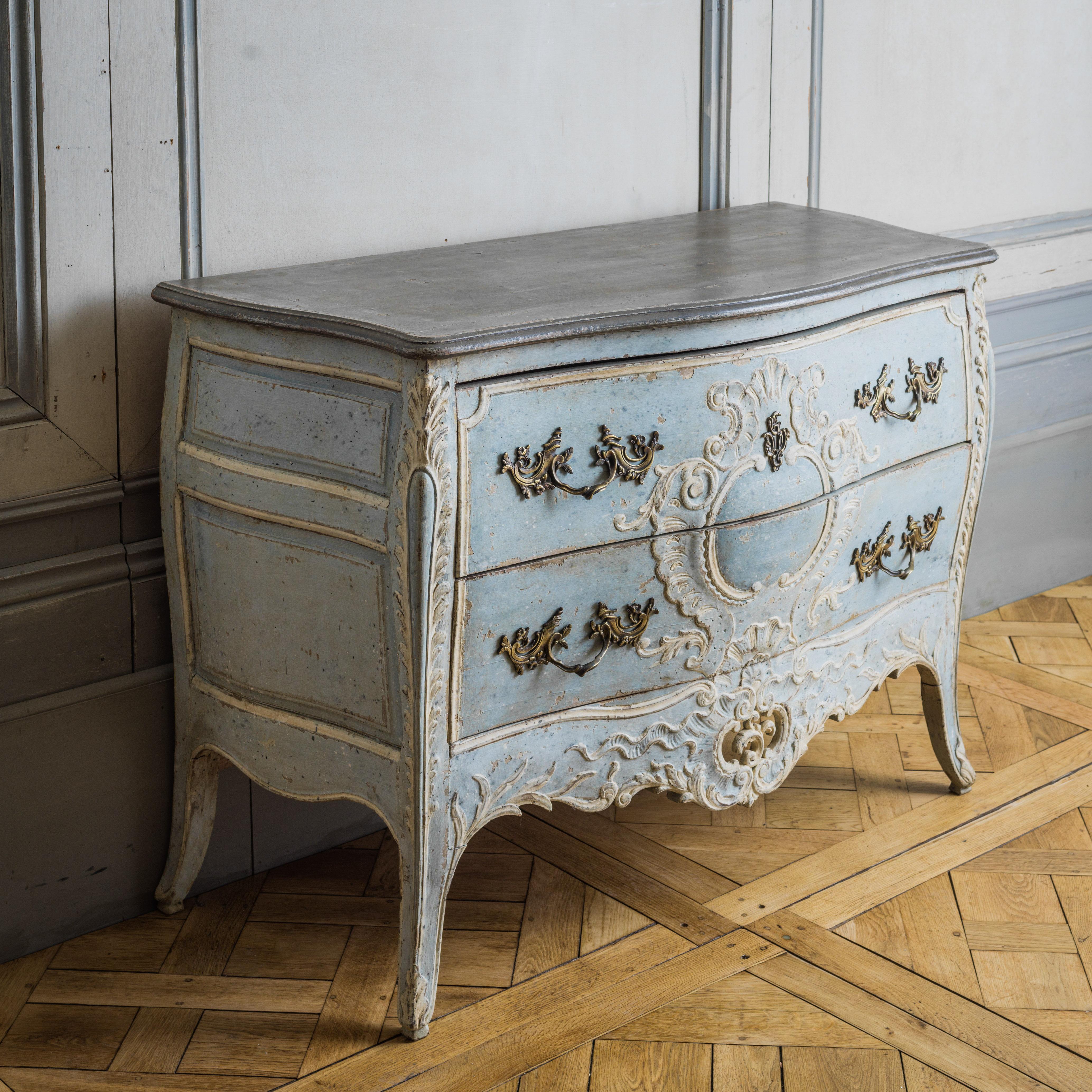 Late 19th Century French Louis XV Style Commode in Blue/Grey & White Highlights In Good Condition In London, Park Royal