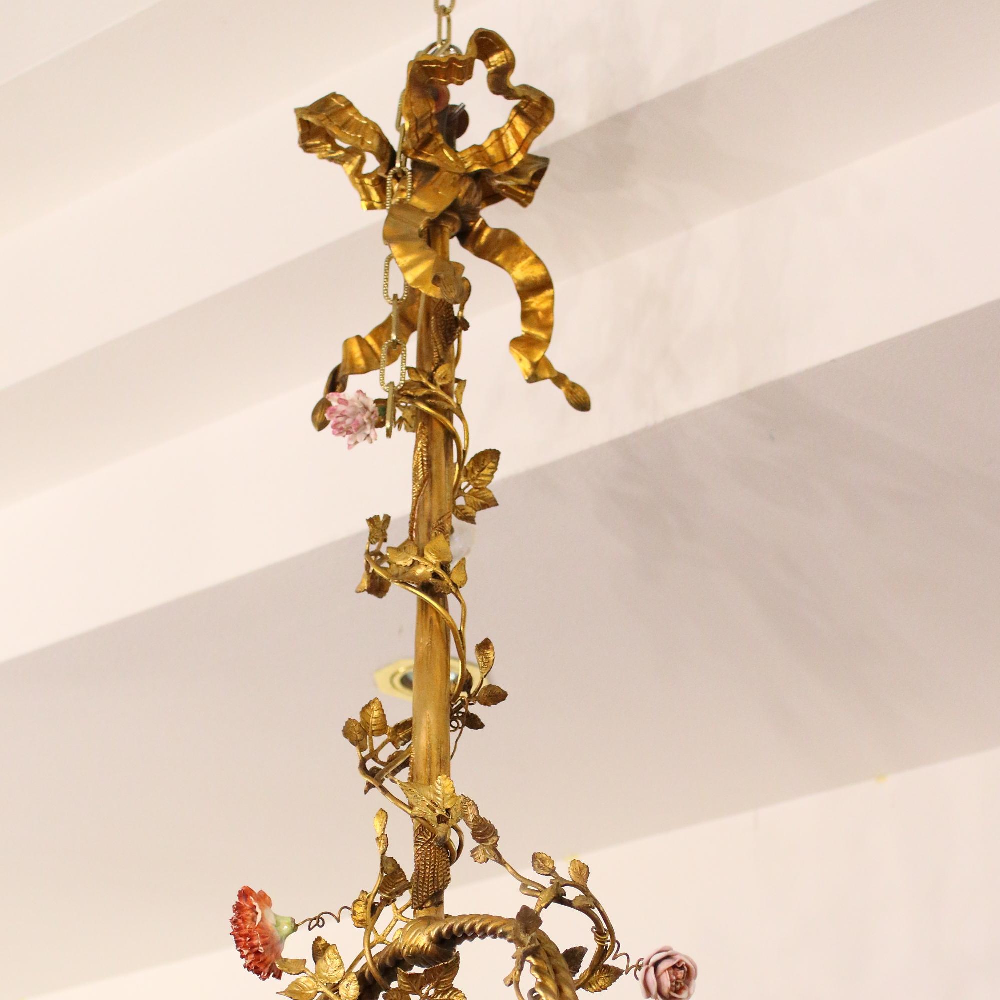 Late 19th Century French Louis XV Style Gilt Bronze Porcelain Flowers Chandelier In Good Condition In Berlin, DE
