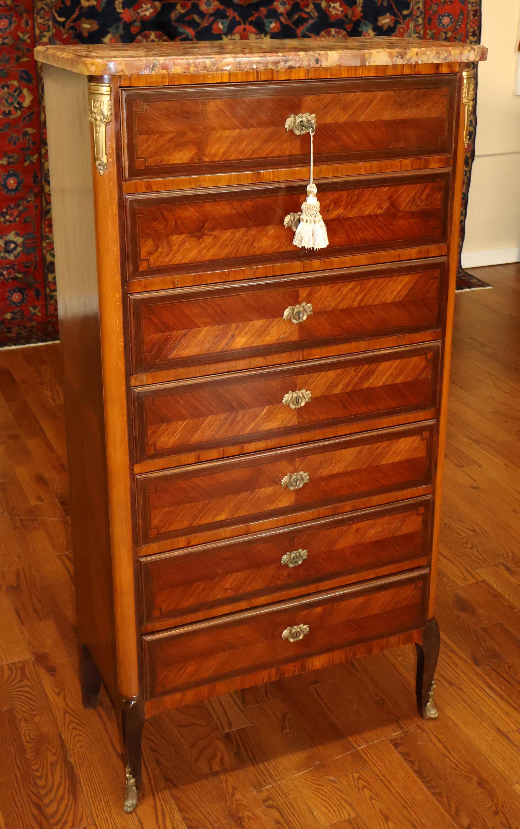 Cassettiera in legno di rena della fine del XIX secolo, stile Luigi XV, per lingerie

Dimensioni: 58