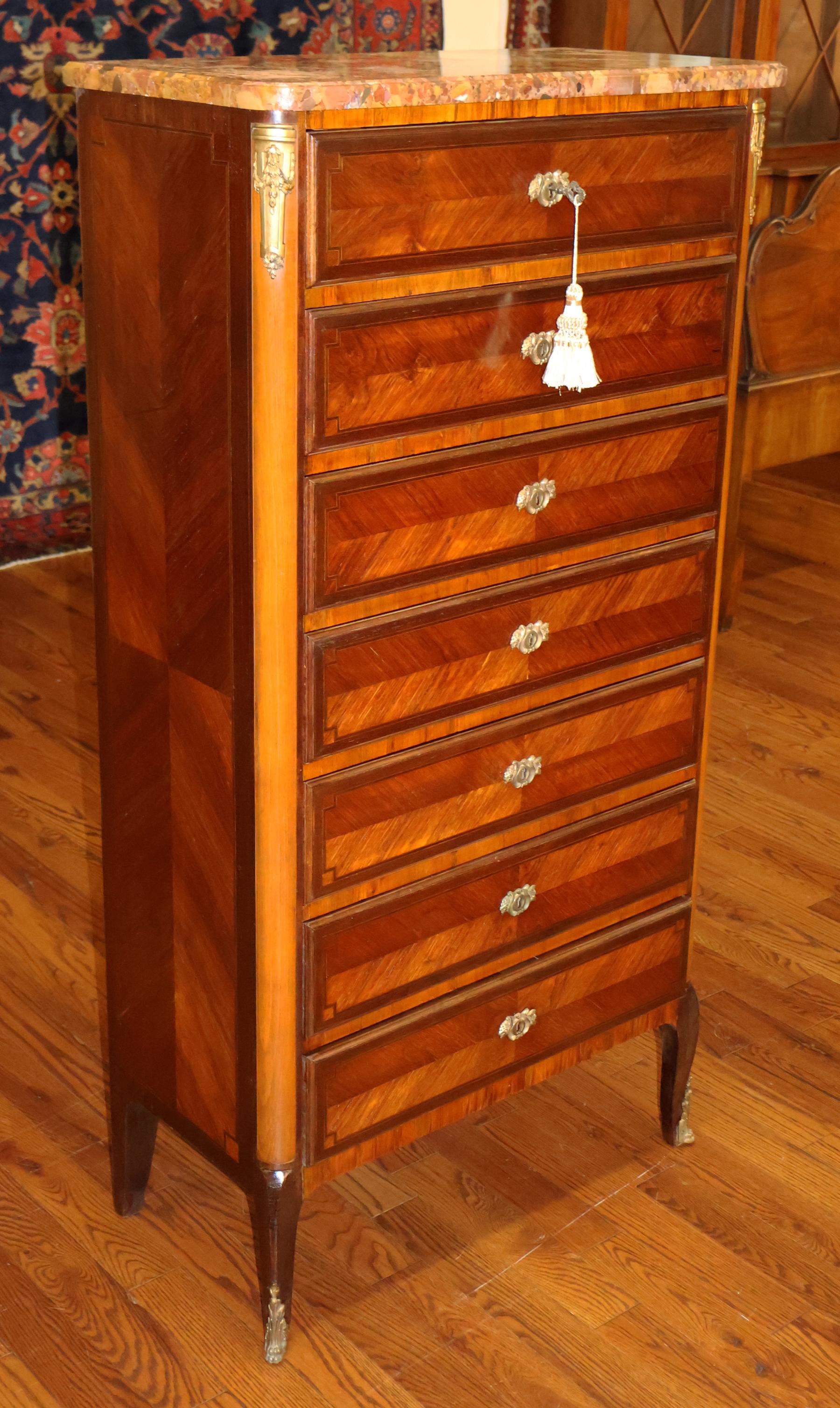 Francese Cassettiera in legno di rena della fine del XIX secolo, stile Luigi XV, per lingerie in vendita