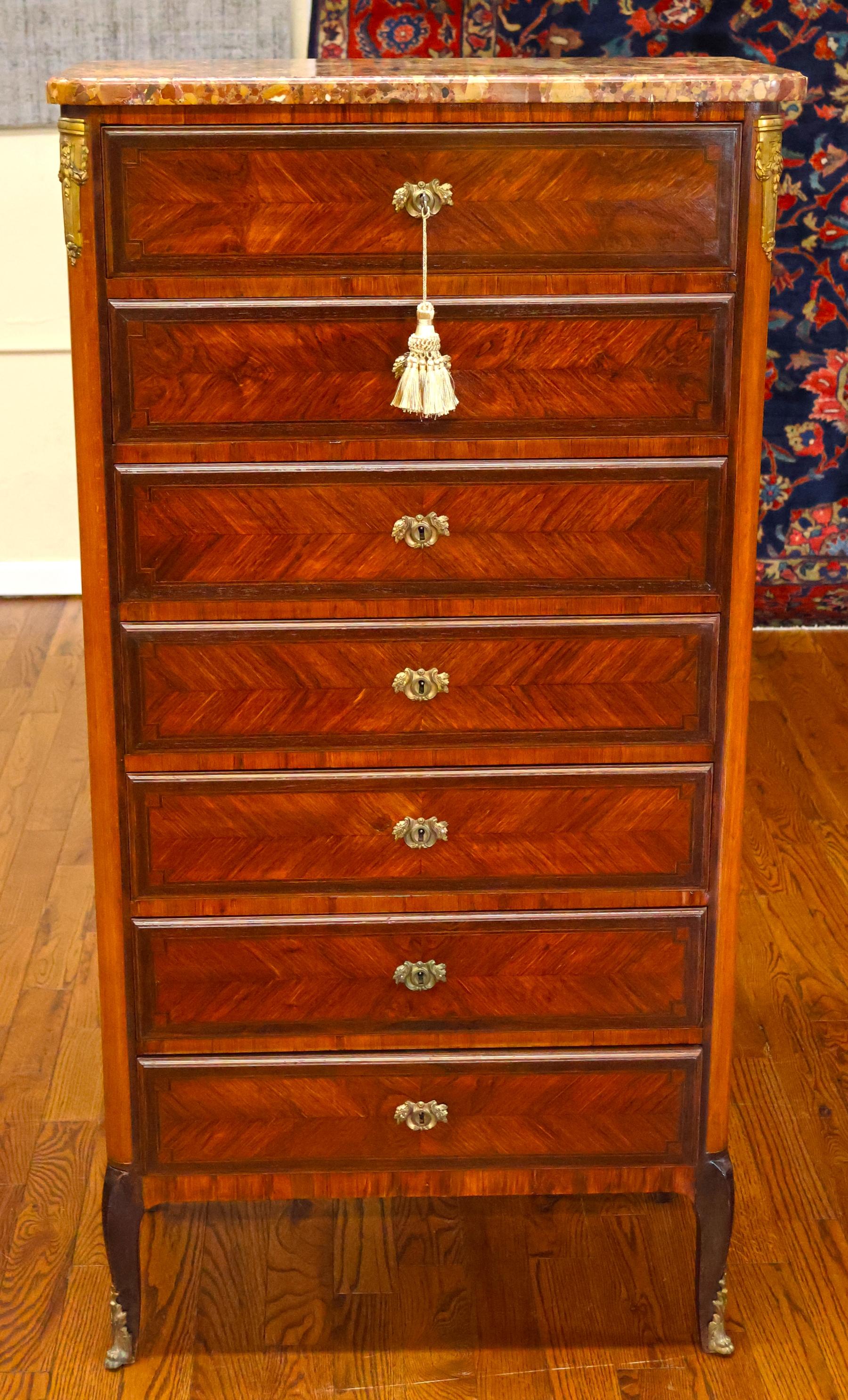 Cassettiera in legno di rena della fine del XIX secolo, stile Luigi XV, per lingerie In condizioni buone in vendita a Long Branch, NJ