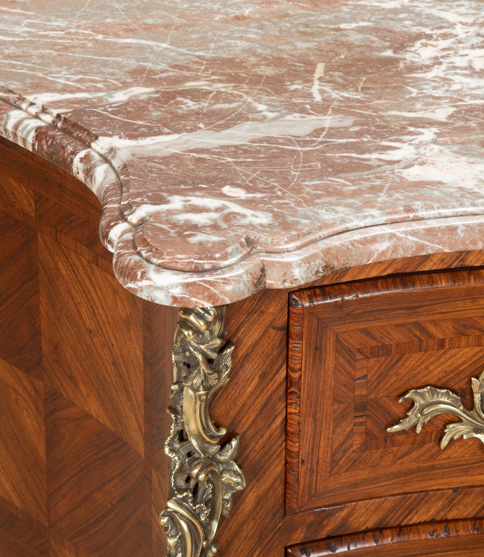 Commode en bois de roi de style Louis XV de la fin du 19e siècle en vente 4