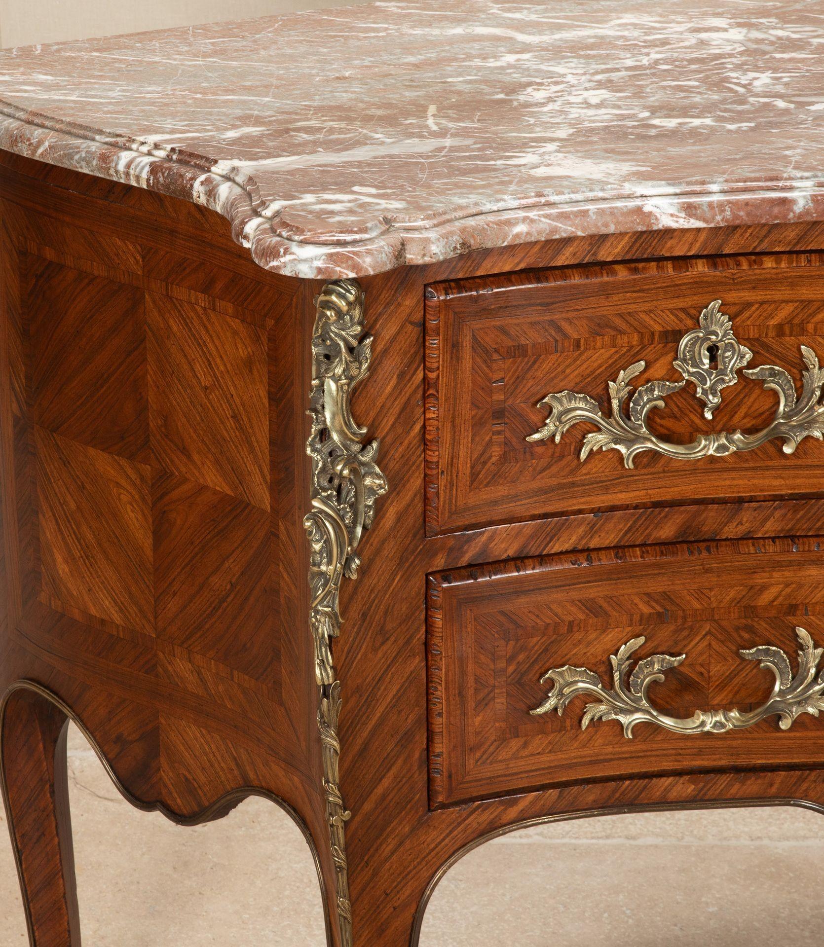 Commode en bois de roi de style Louis XV de la fin du 19e siècle en vente 7