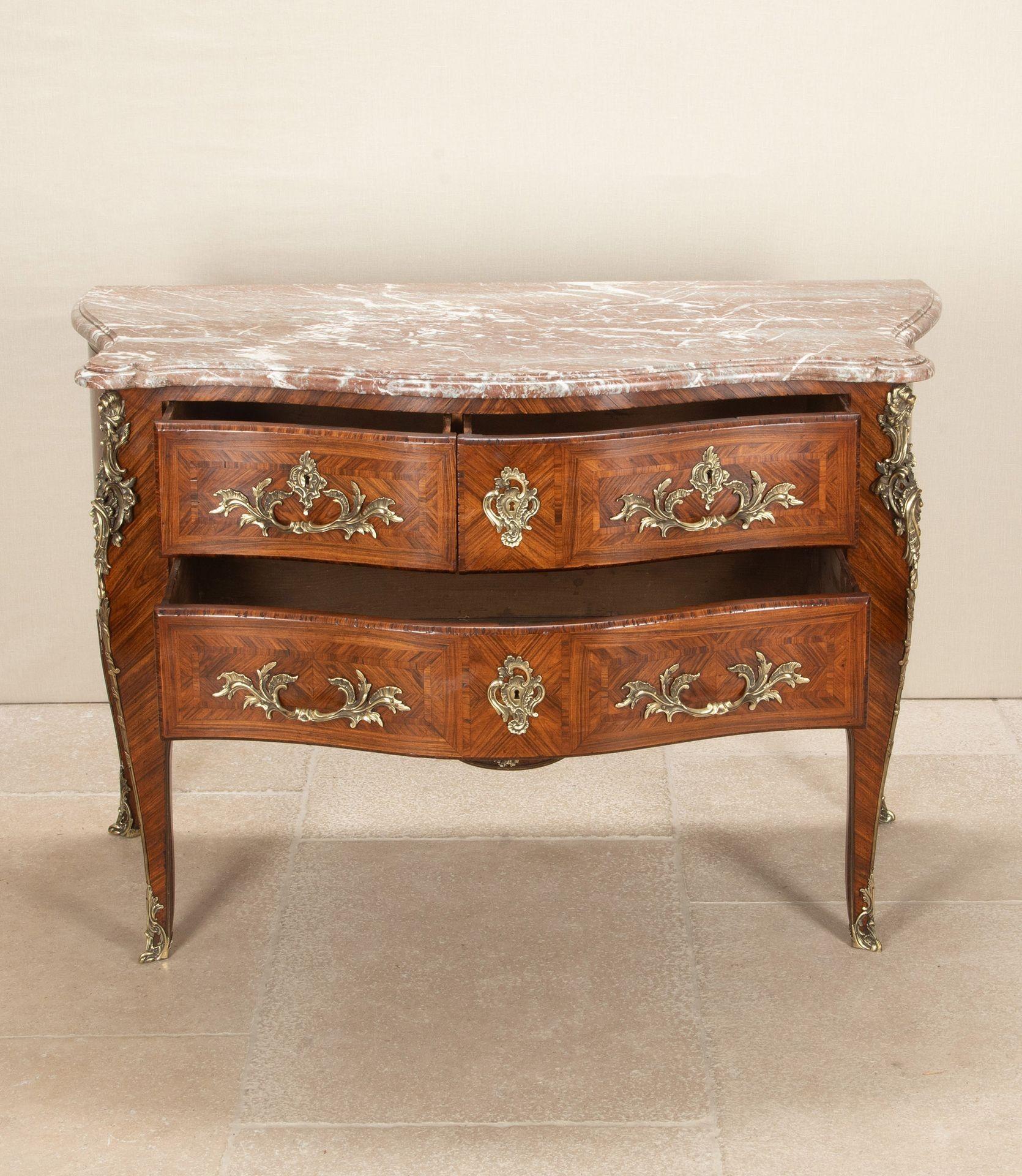 Commode à deux tiroirs, de style Louis XV, à façade serpentine, datant de la fin du XIXe siècle. Fabriqué en bois de roi avec des montures en bronze d'origine. Circa 1900.