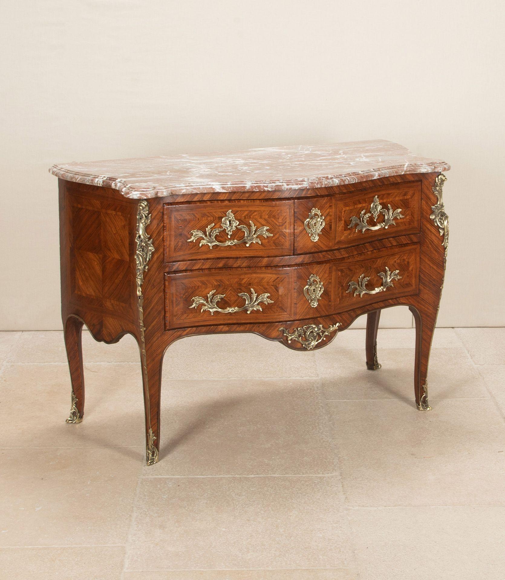 Français Commode en bois de roi de style Louis XV de la fin du 19e siècle en vente