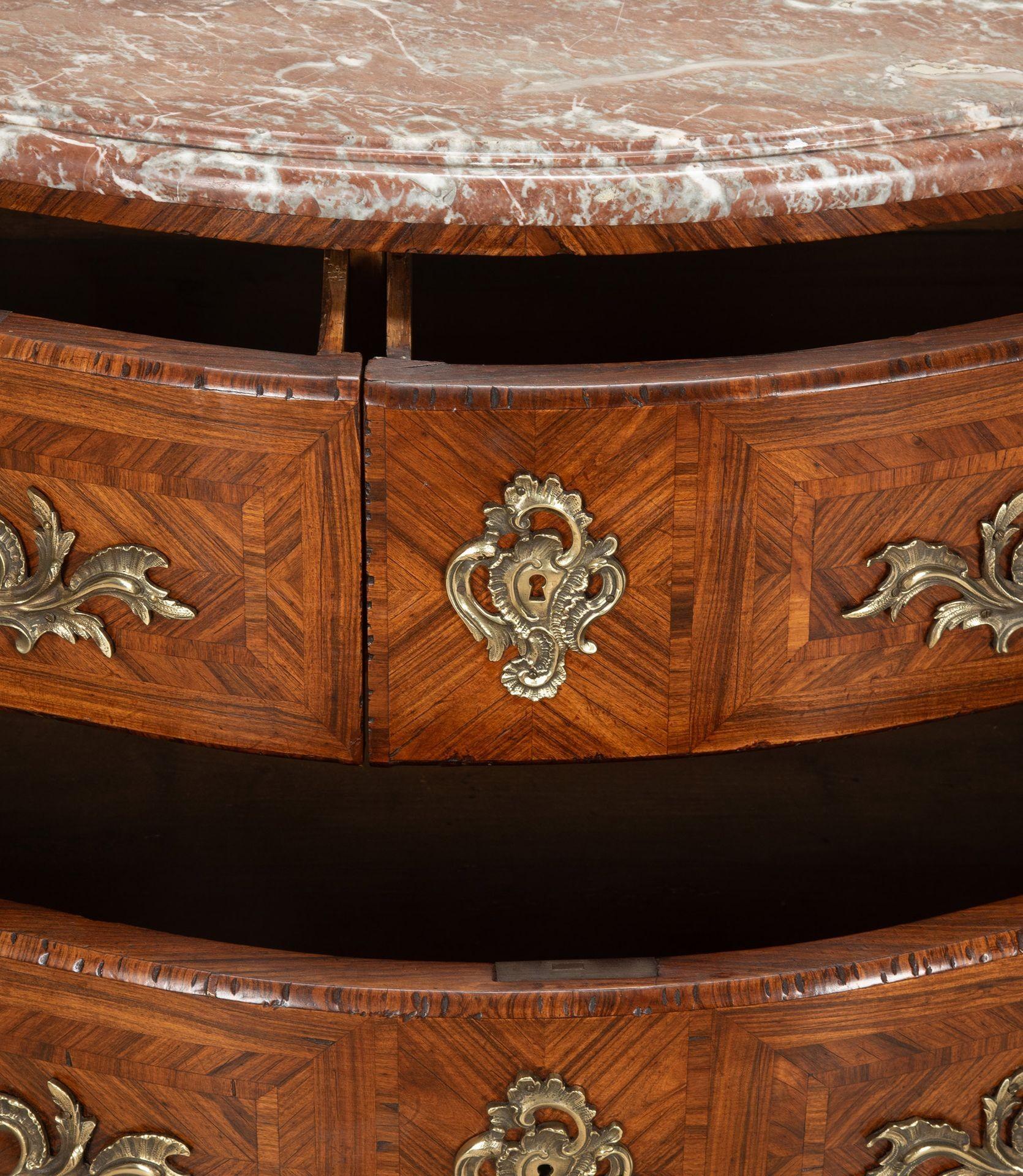 XIXe siècle Commode en bois de roi de style Louis XV de la fin du 19e siècle en vente