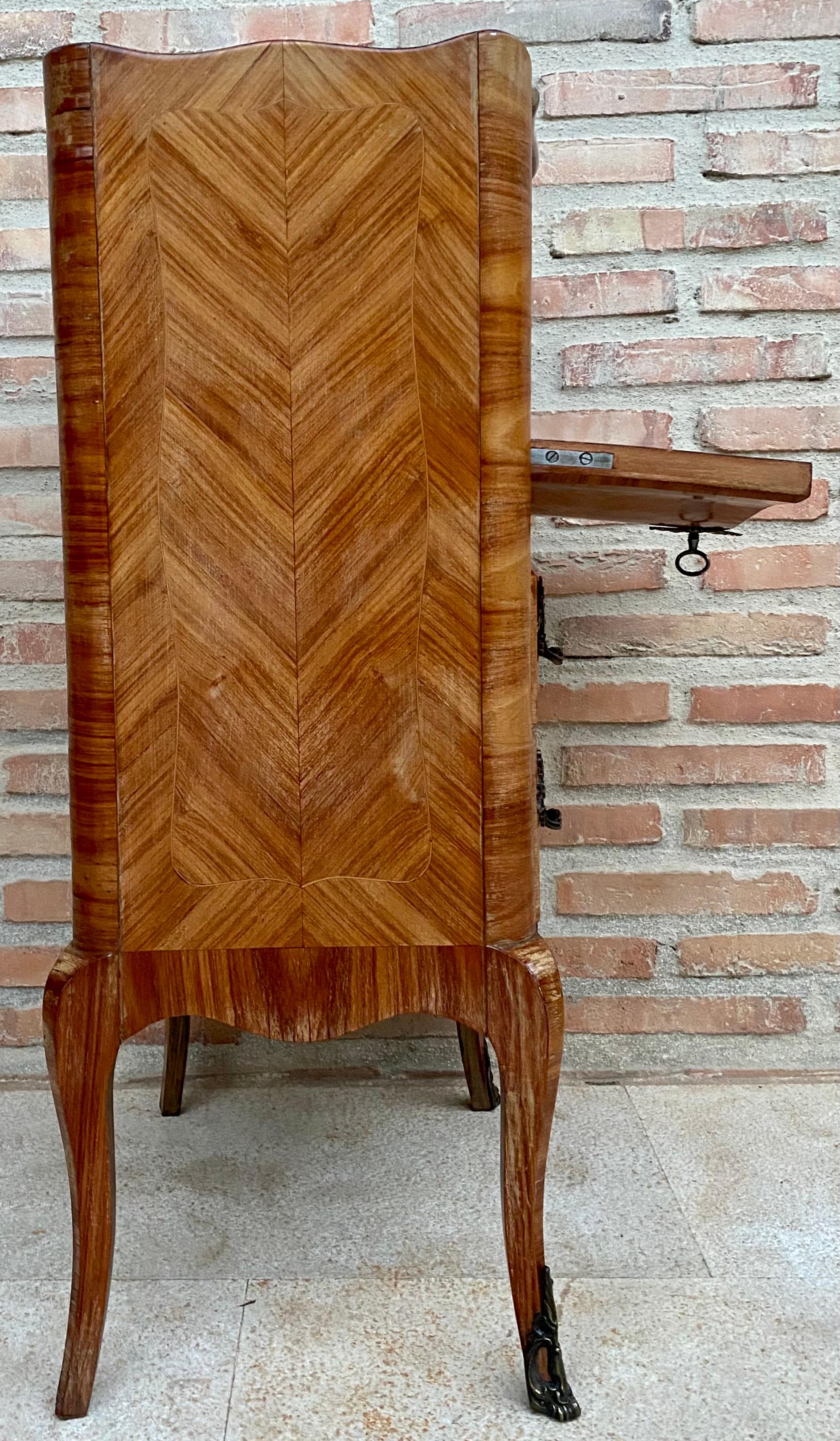 Bronzo Cassettiera in marmo e intarsio in stile Luigi XV francese della fine del XIX secolo in vendita