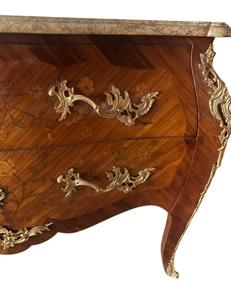 Late 19th Century French Louis XV Style Marquetry Commode with Siena Marble Top In condizioni buone in vendita a Los Angeles, CA