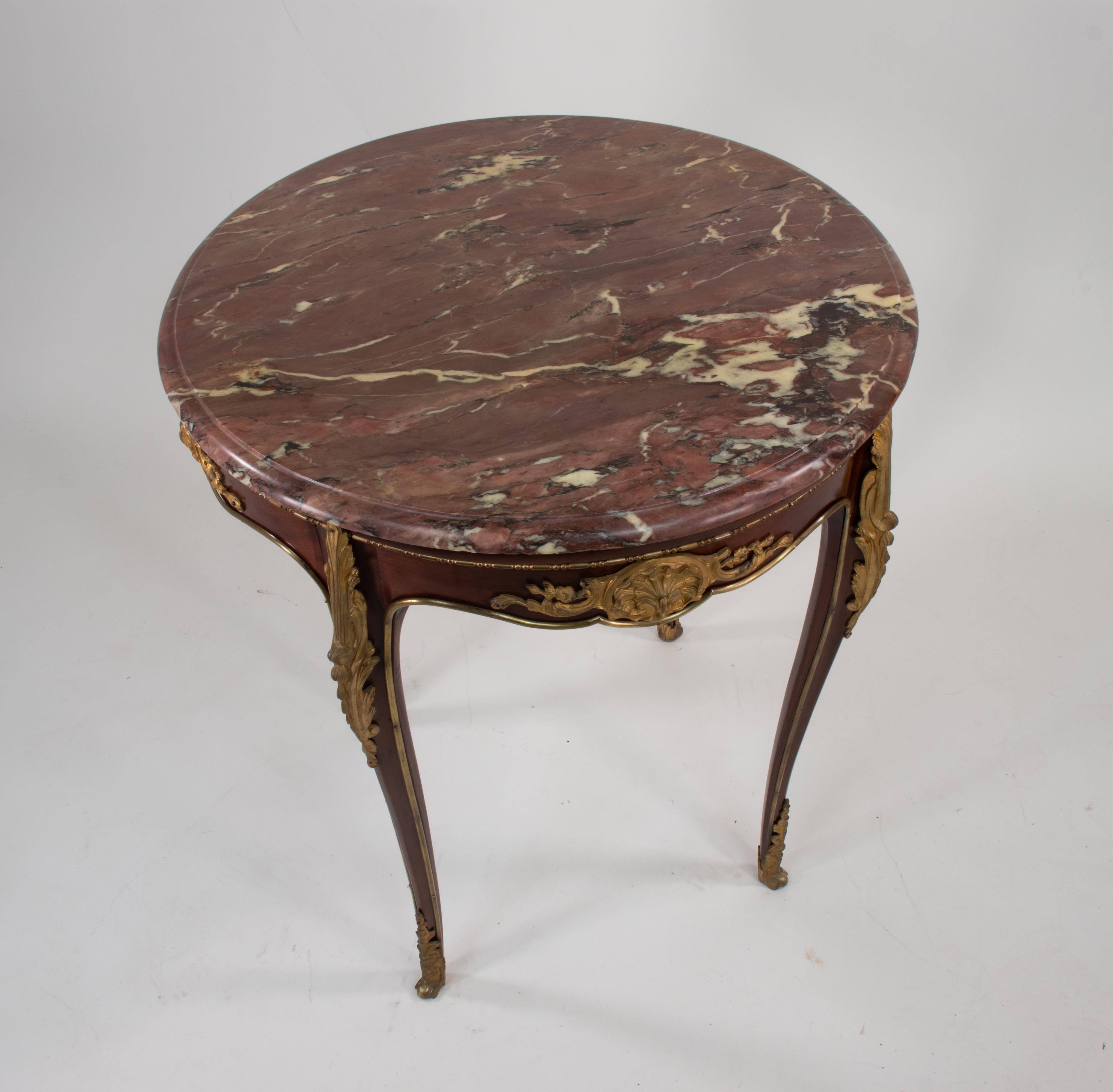 Français Table d'appoint de style Louis XV de la fin du XIXe siècle avec plateau en marbre en vente