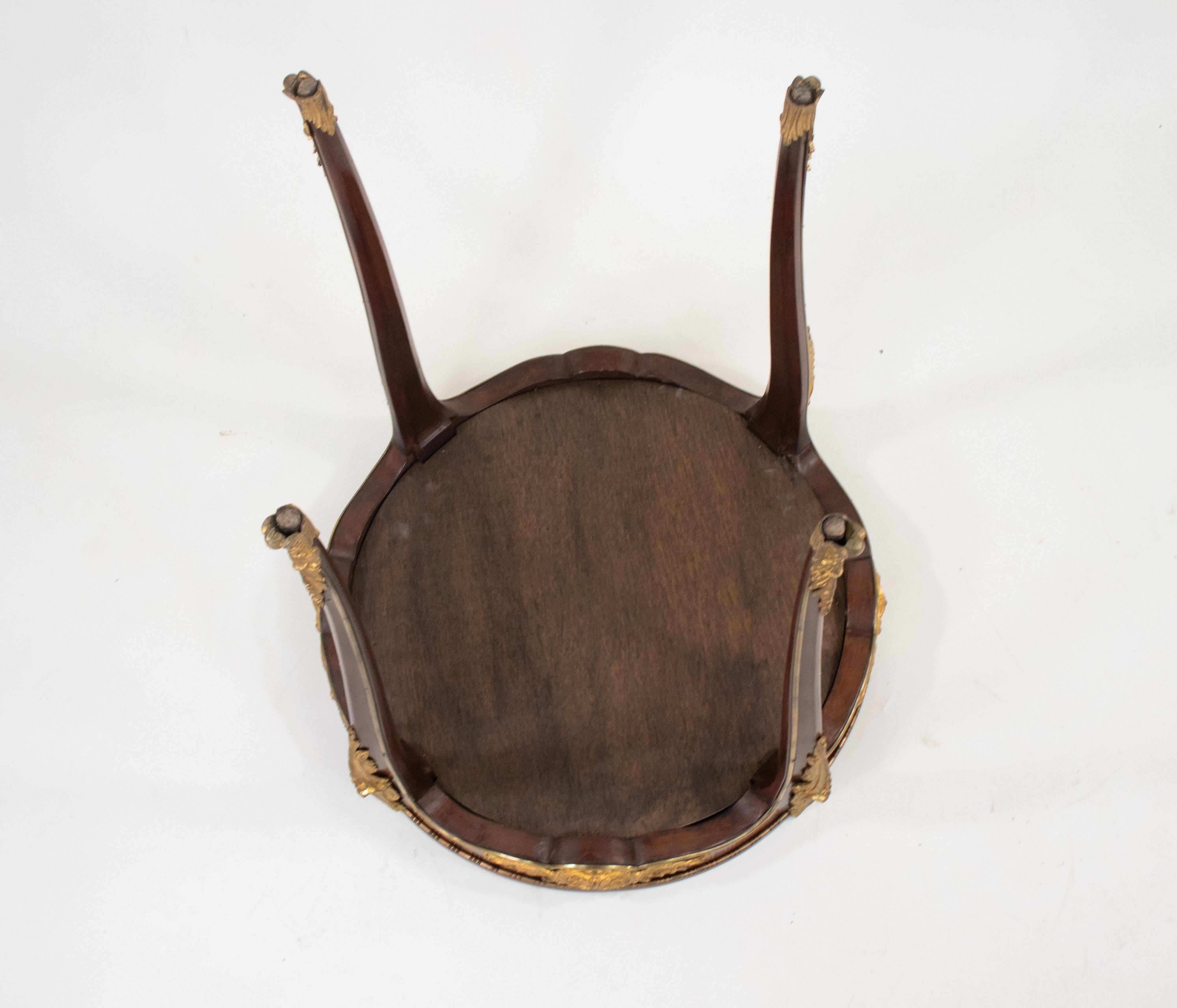 Fait main Table d'appoint de style Louis XV de la fin du XIXe siècle avec plateau en marbre en vente