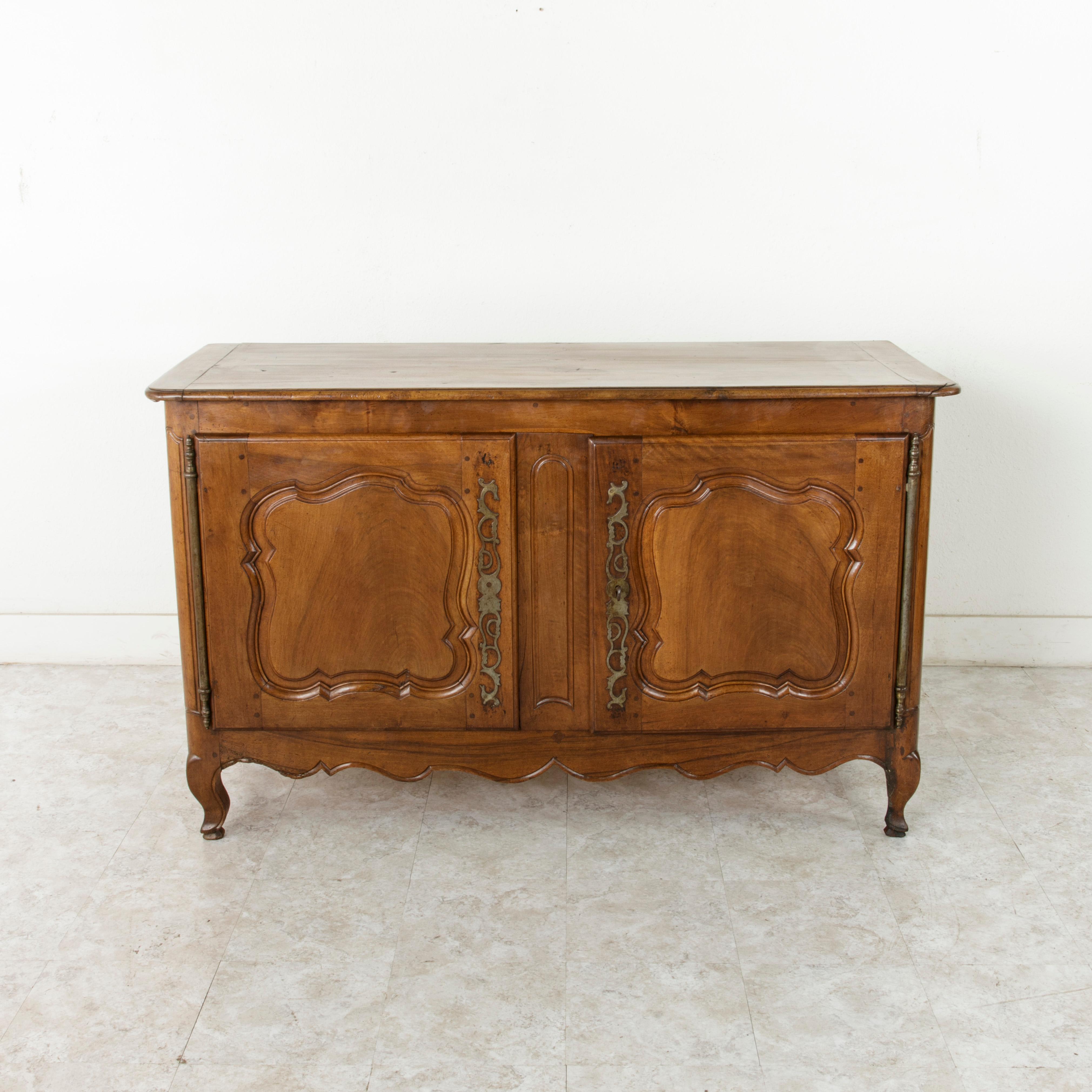 Late 19th Century French Louis XV Style Walnut Buffet, Sideboard In Good Condition In Fayetteville, AR