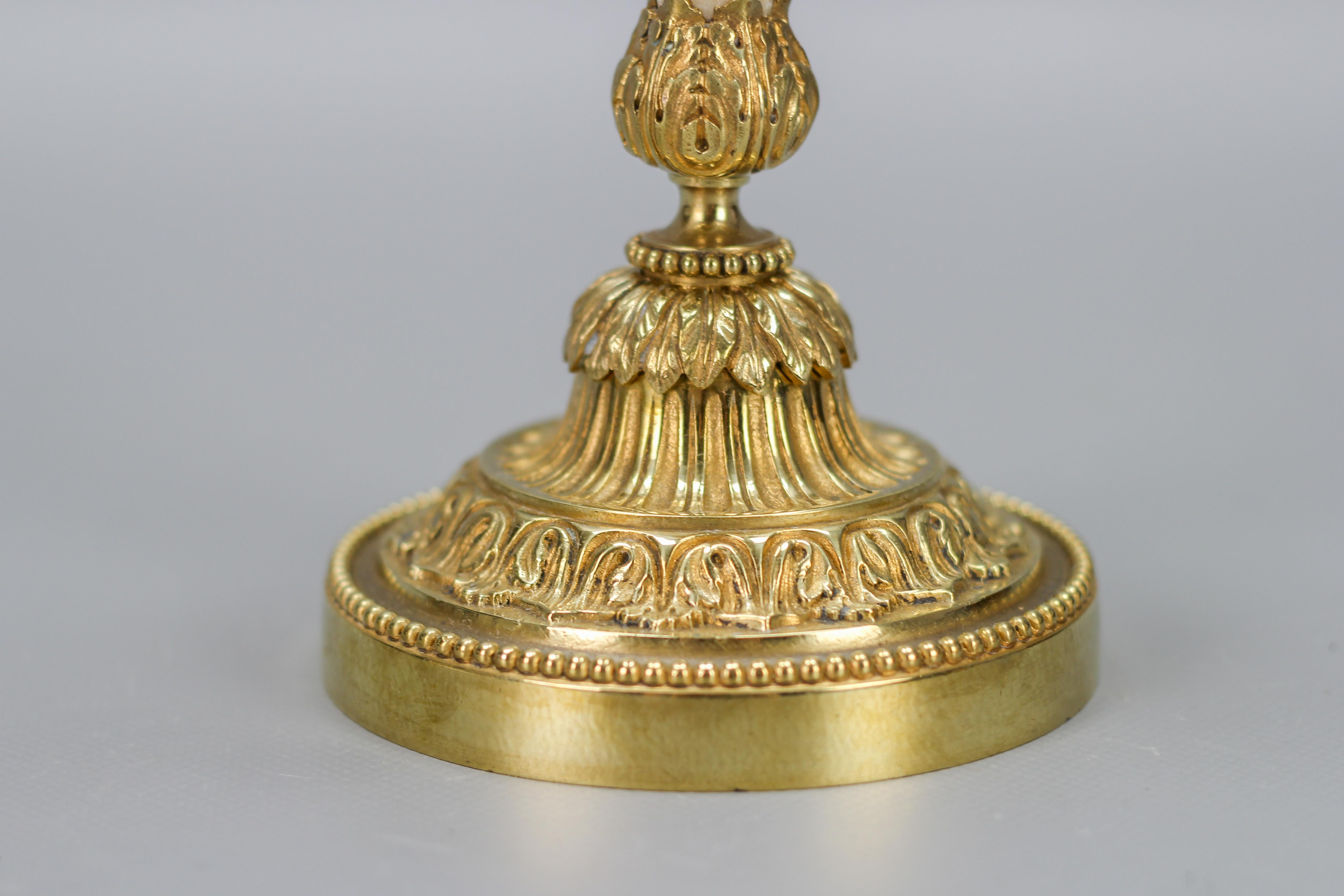 Französischer Kerzenständer aus Bronze und weißem Marmor im Louis-XVI.-Stil des späten 19. Jahrhunderts im Angebot 7