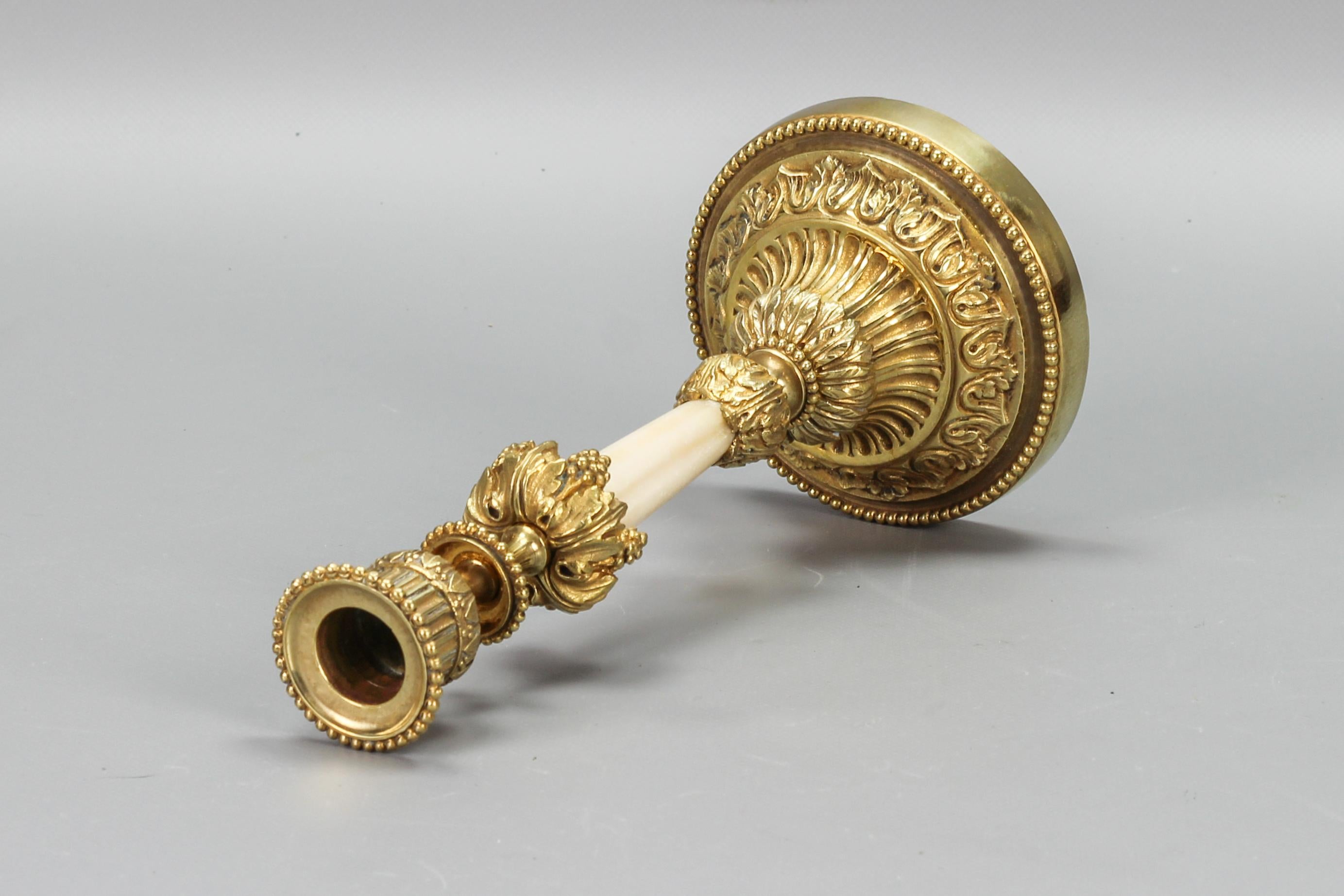 Candeliere francese della fine del XIX secolo in stile Luigi XVI in bronzo e marmo bianco in vendita 8