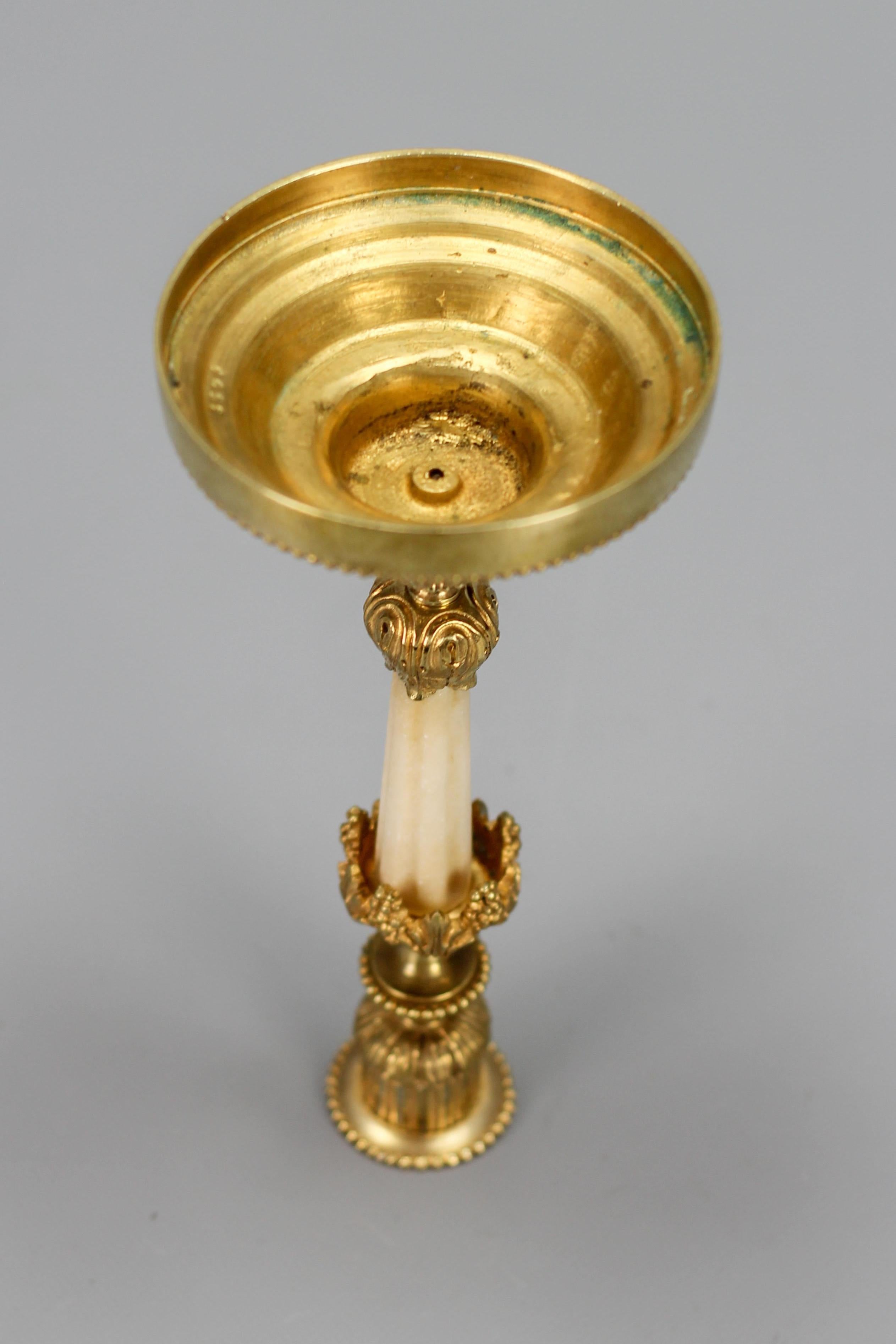 Französischer Kerzenständer aus Bronze und weißem Marmor im Louis-XVI.-Stil des späten 19. Jahrhunderts im Angebot 14