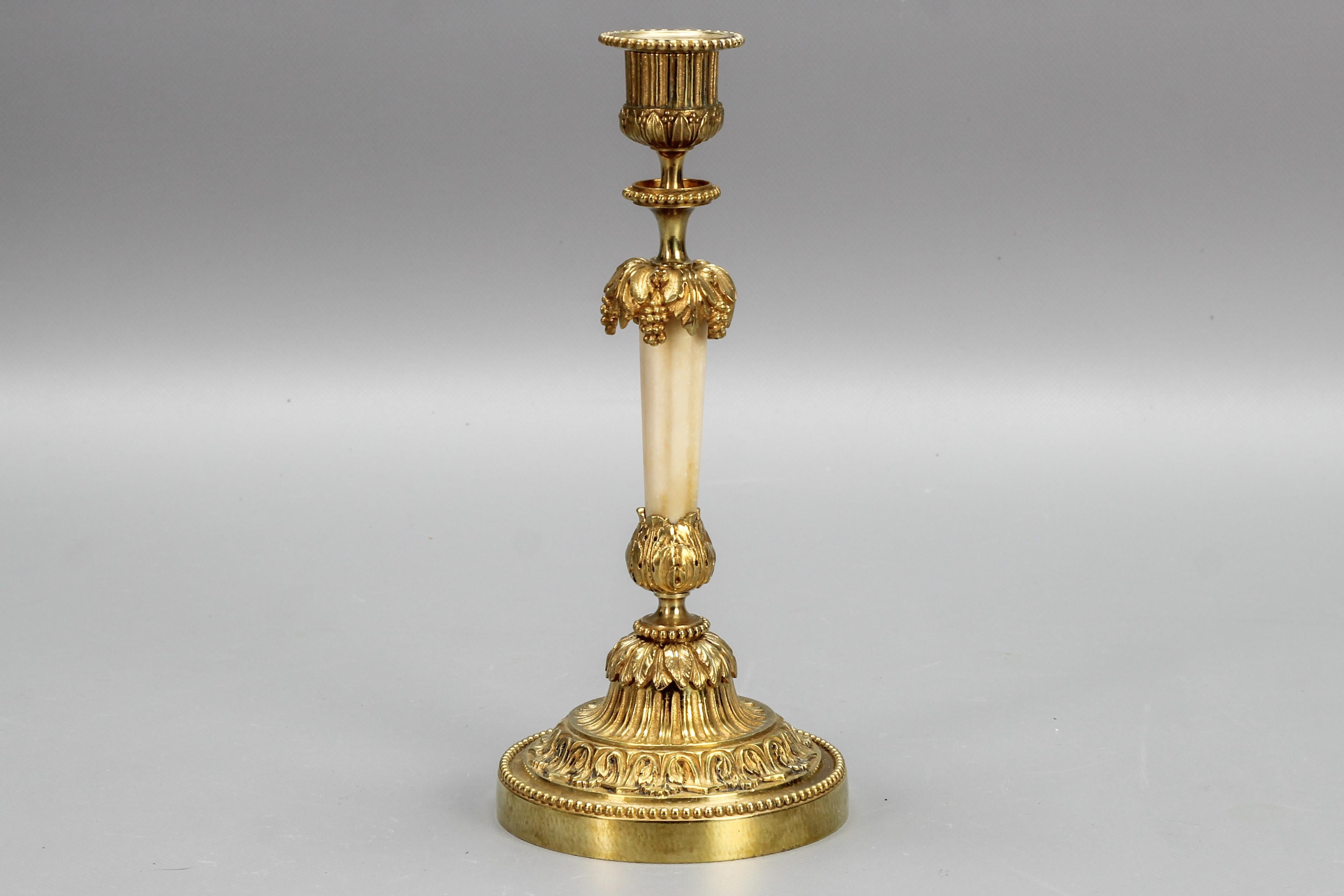 Late 19th Century French Louis XVI Style Bronze and White marble candlestick
An adorable French Louis XVI-style bronze candlestick or candle holder from the late 19th century. Beautifully ornate with foliate motifs throughout, with an original