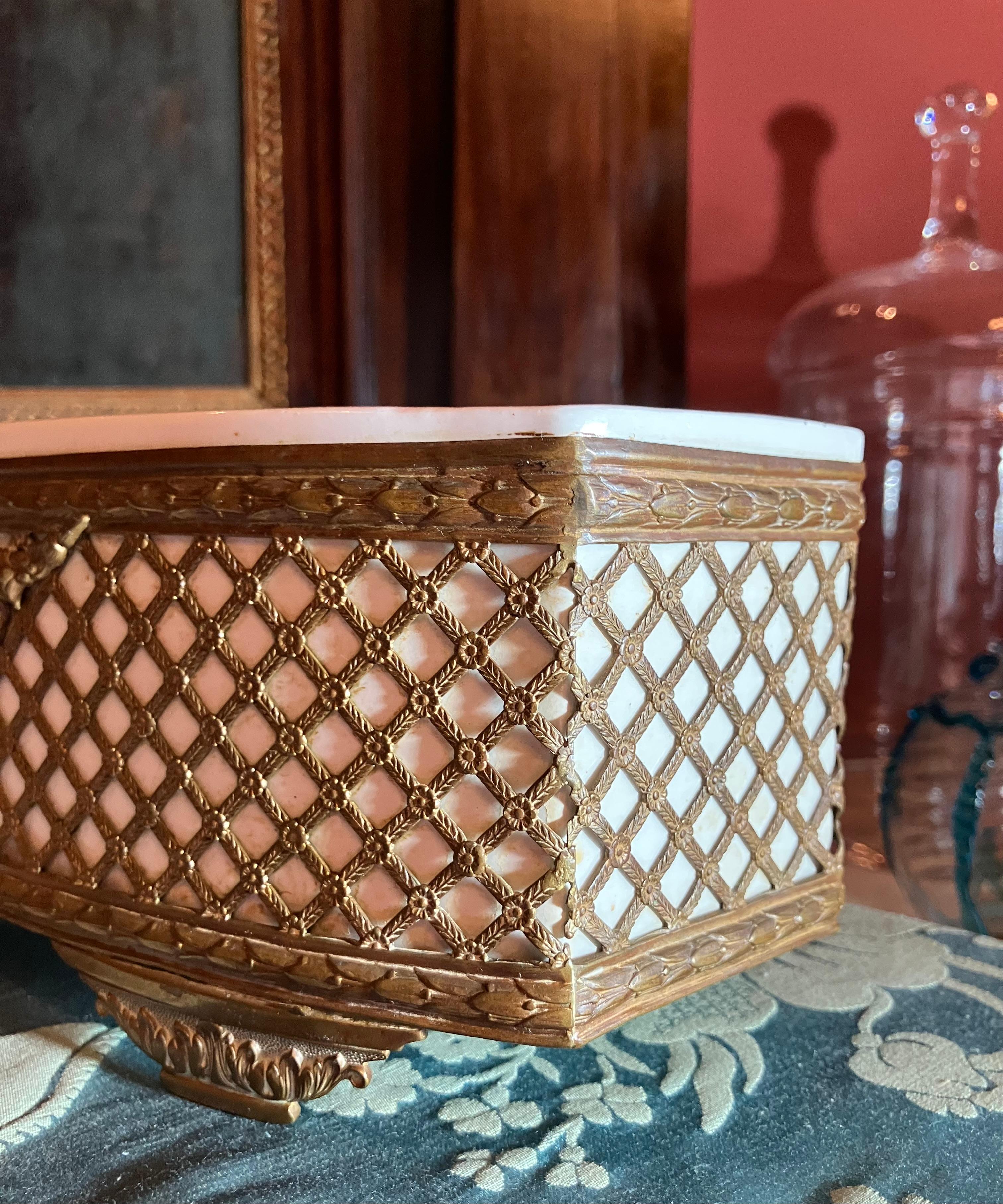 Late 19th Century French Louis XVI Style Gilt Brass & Ceramic Jardiniere In Good Condition For Sale In Firenze, IT