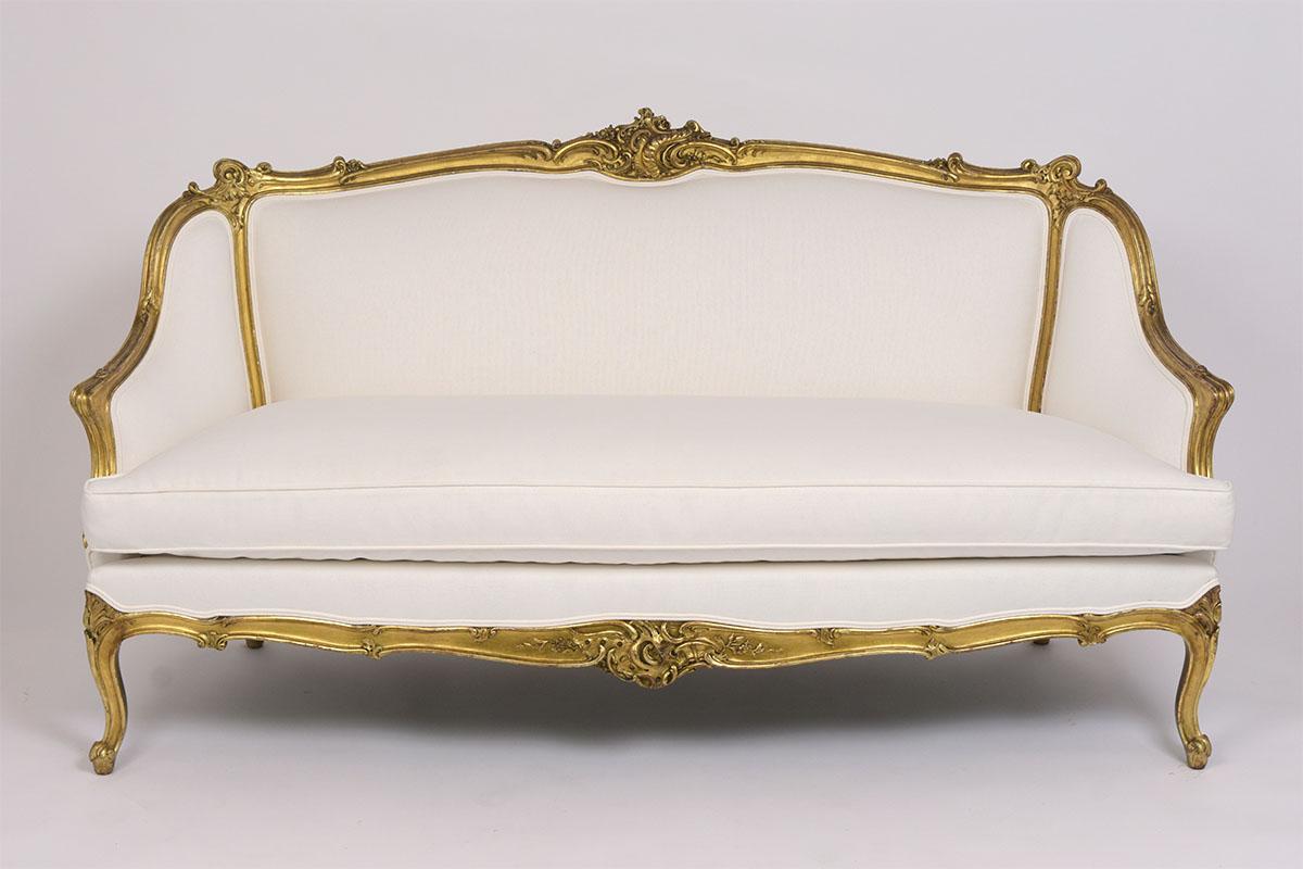 Ein französisches Sofa im Louis-XVI-Stil aus den 1890er Jahren in sehr gutem Zustand. Dieses Stück weist feine handgeschnitzte Details wie Girlanden, Blumen und Blätter entlang des Rahmens auf. Die Vergoldung ist original mit kleinen Ausbesserungen,