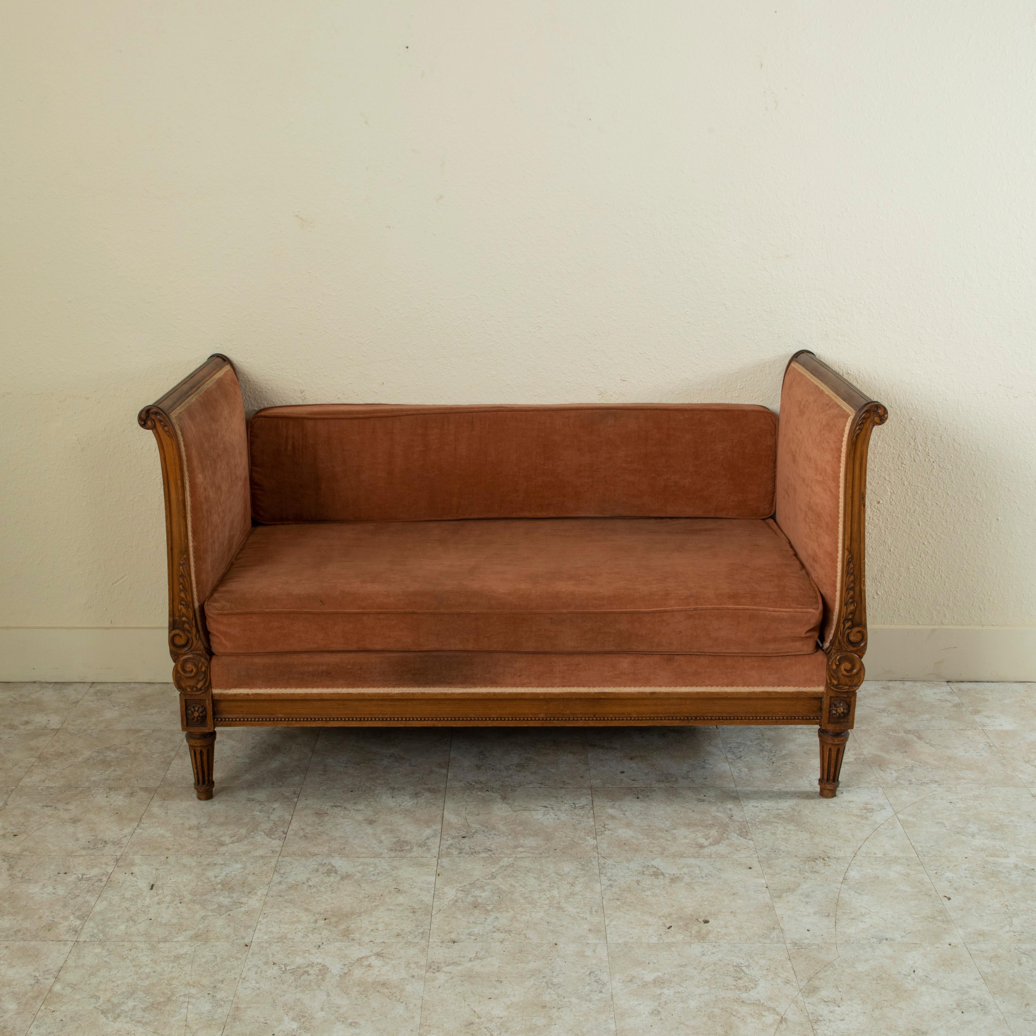 Late 19th Century French Louis XVI Style Hand Carved Walnut Banquette, Daybed 5