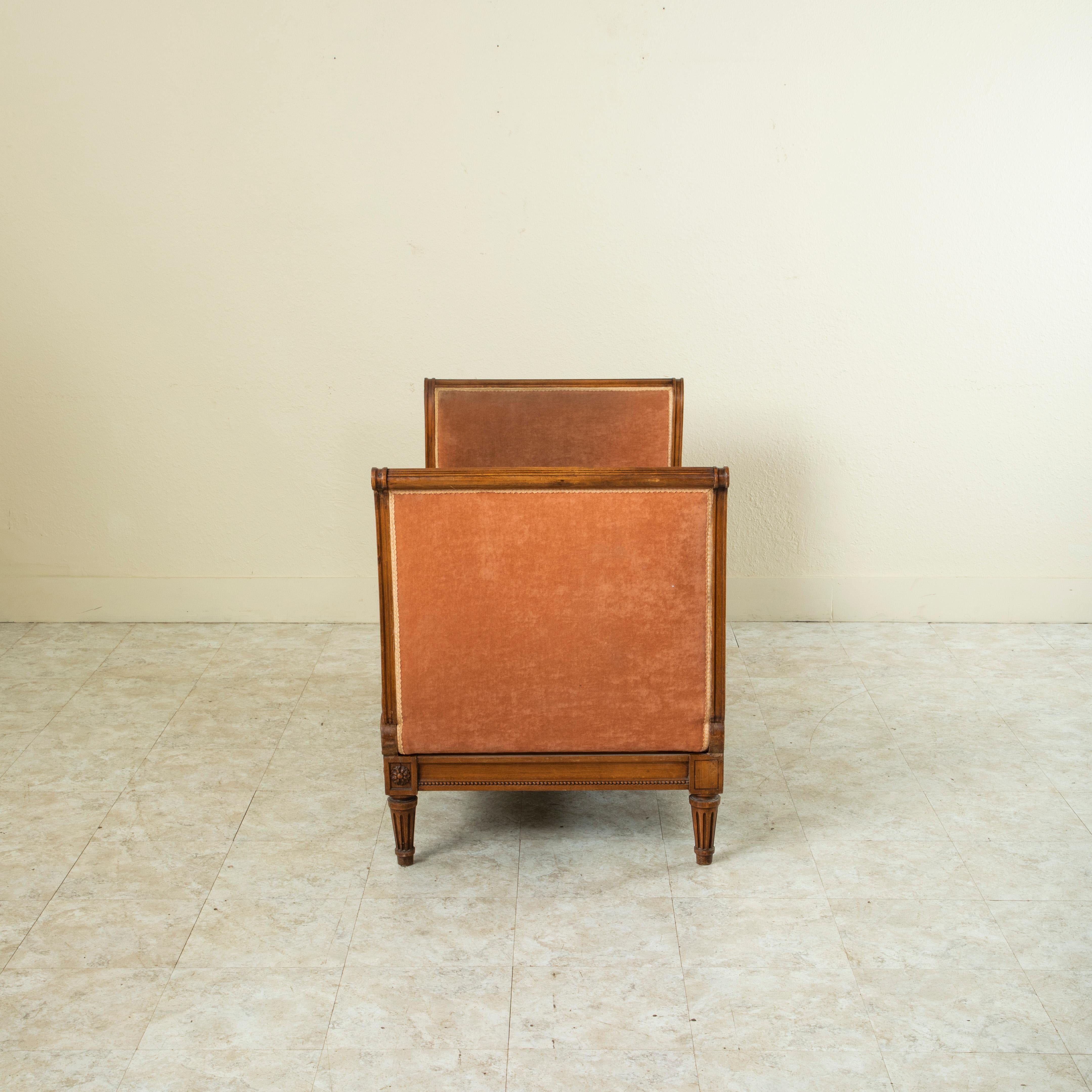 Hand-Carved Late 19th Century French Louis XVI Style Hand Carved Walnut Banquette, Daybed