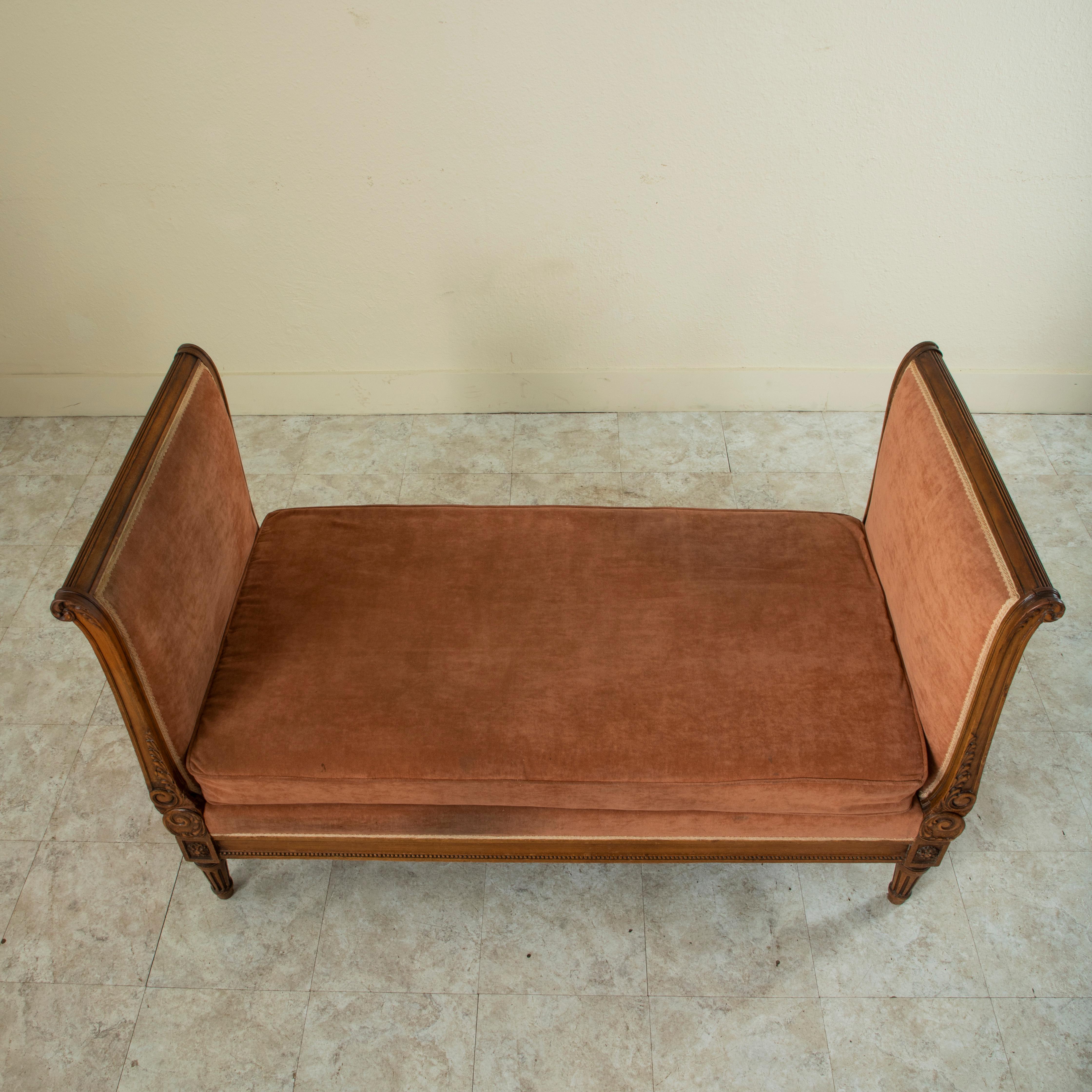 Late 19th Century French Louis XVI Style Hand Carved Walnut Banquette, Daybed 1