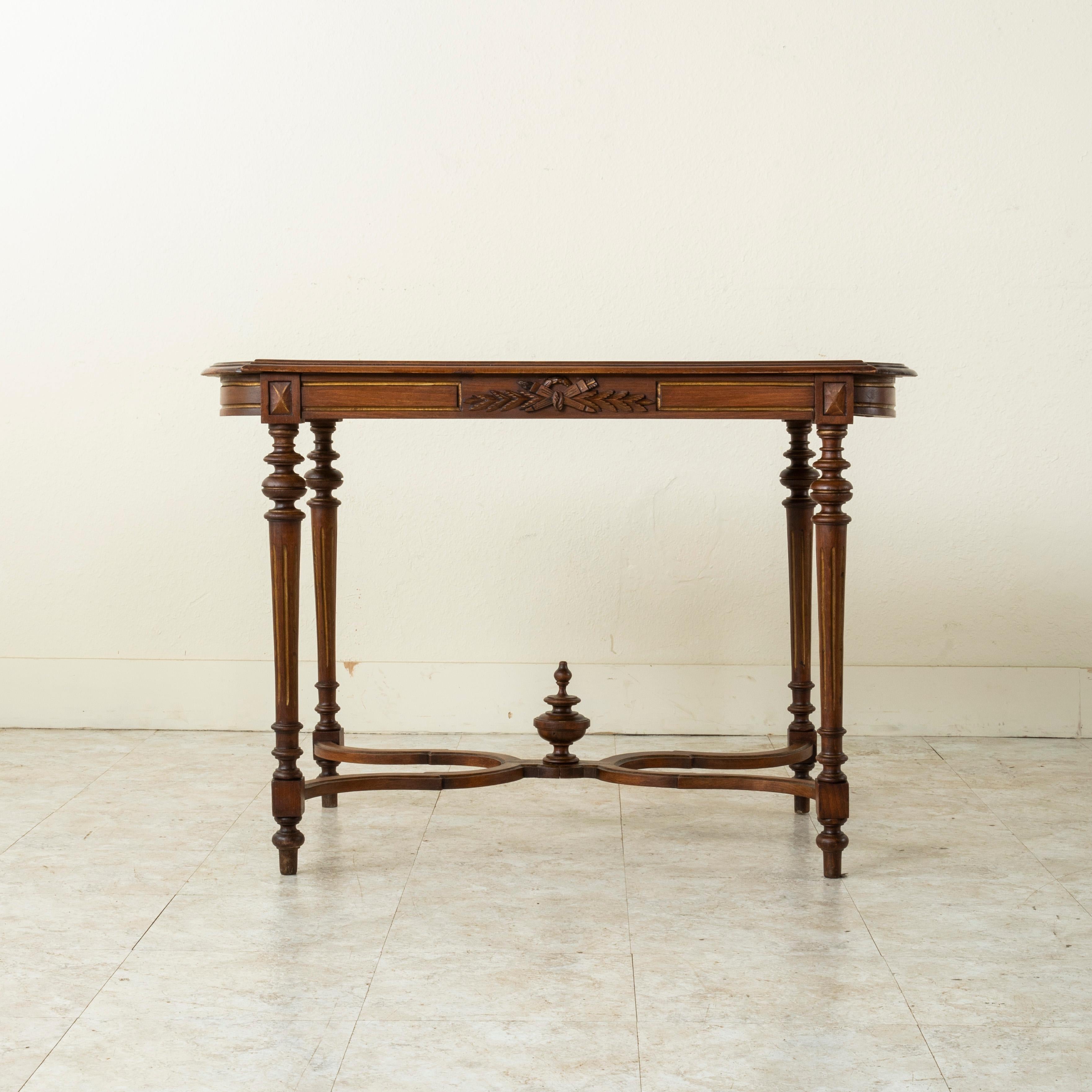 Français Table centrale française de style Louis XVI de la fin du XIXe siècle en noyer sculpté à la main en vente
