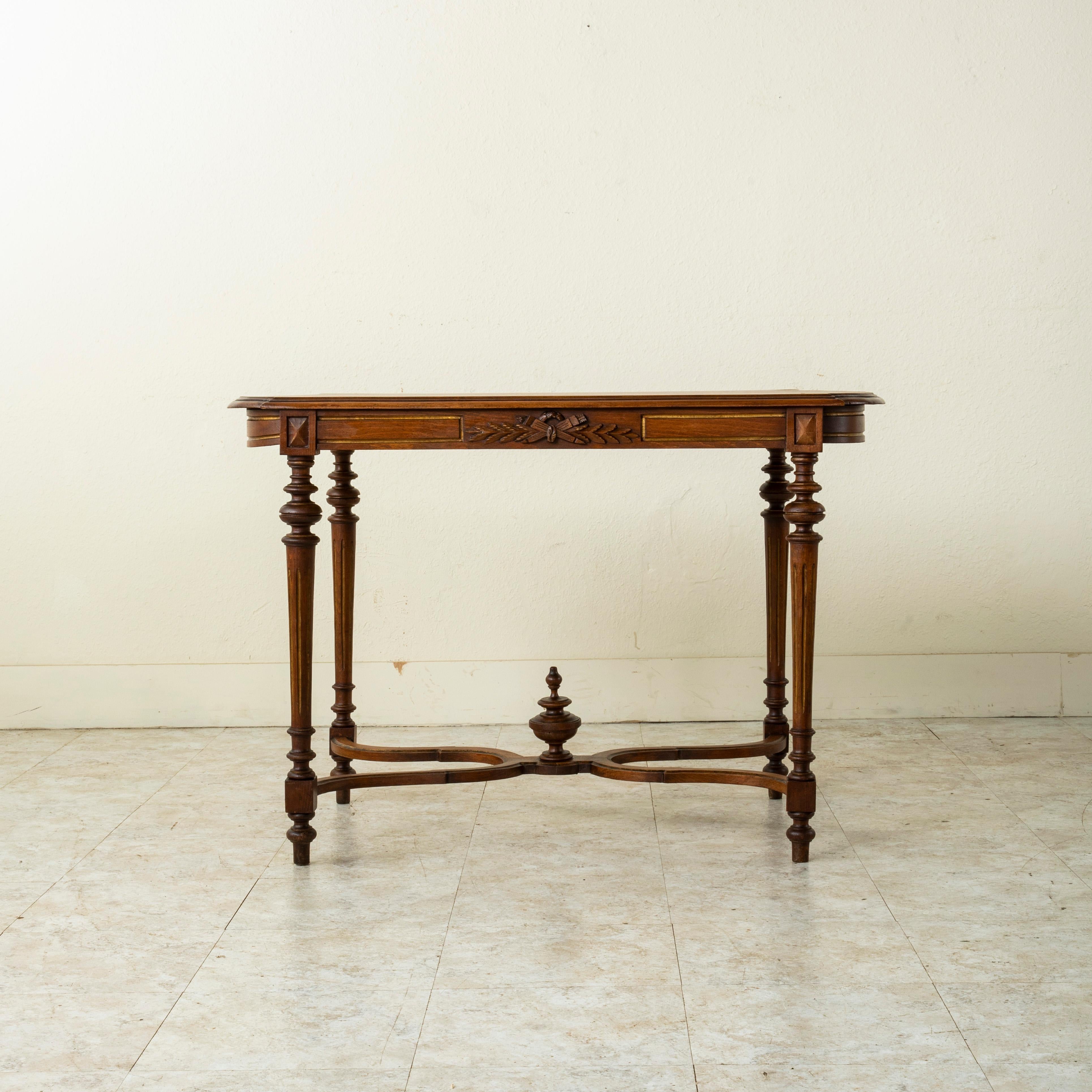 Table centrale française de style Louis XVI de la fin du XIXe siècle en noyer sculpté à la main Bon état - En vente à Fayetteville, AR