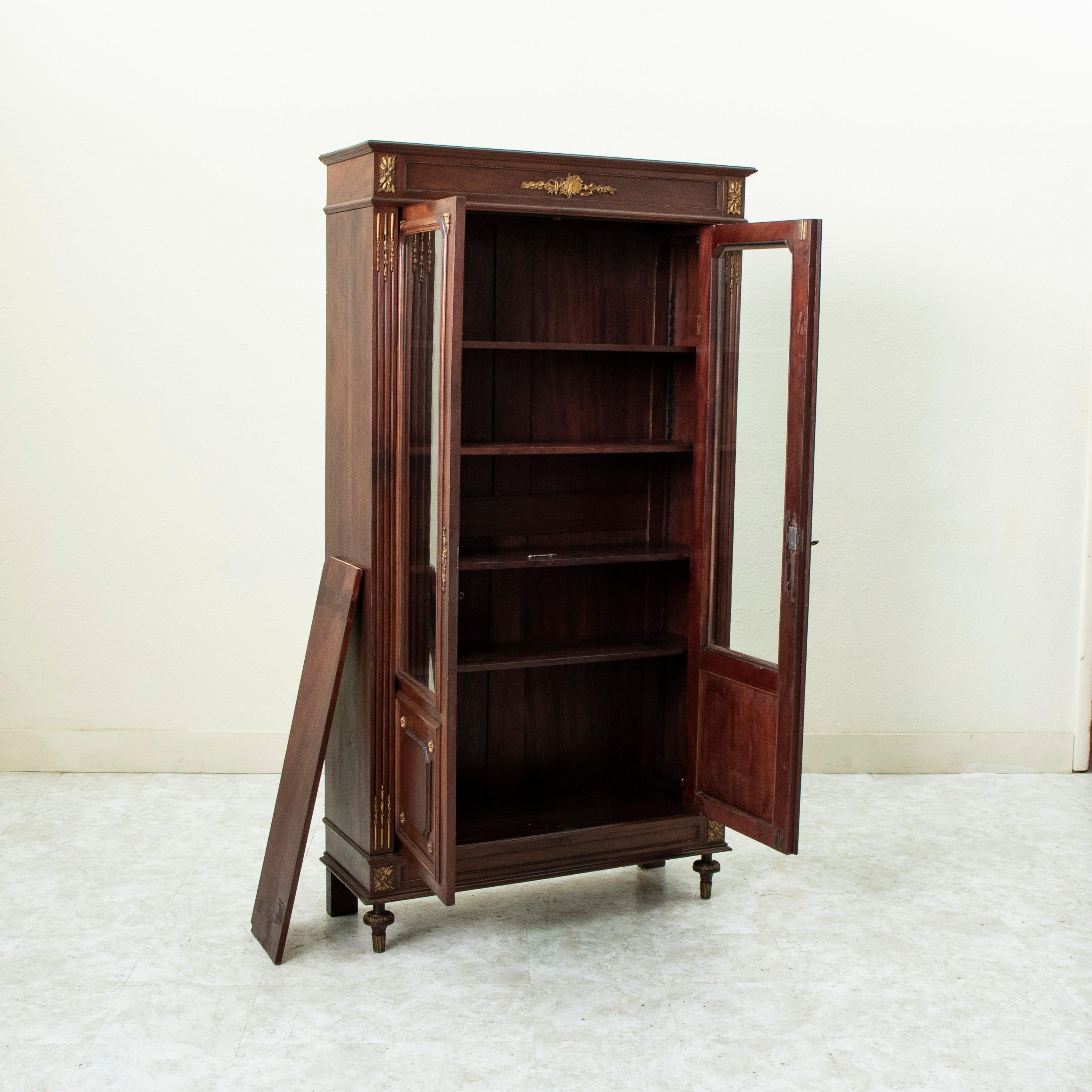 Libreria in mogano in stile Luigi XVI della fine del XIX secolo, Vitrine in vendita 1