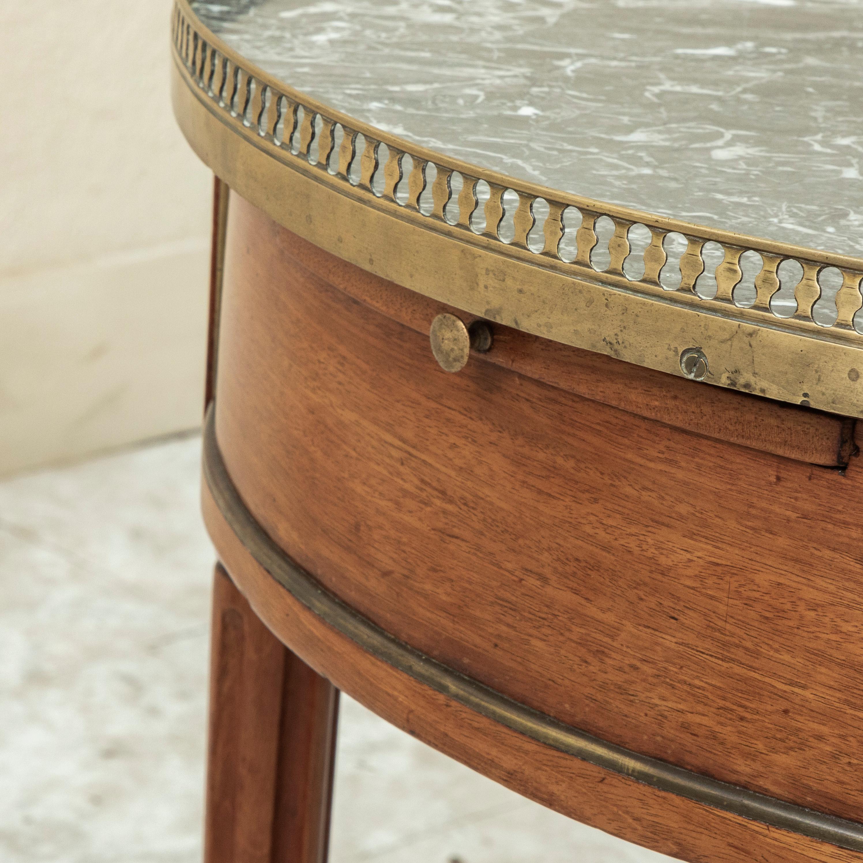 Französischer Mahagoni-Bouillotte-Tisch im Louis-XVI.-Stil des späten 19. Jahrhunderts, Beistelltisch im Angebot 10