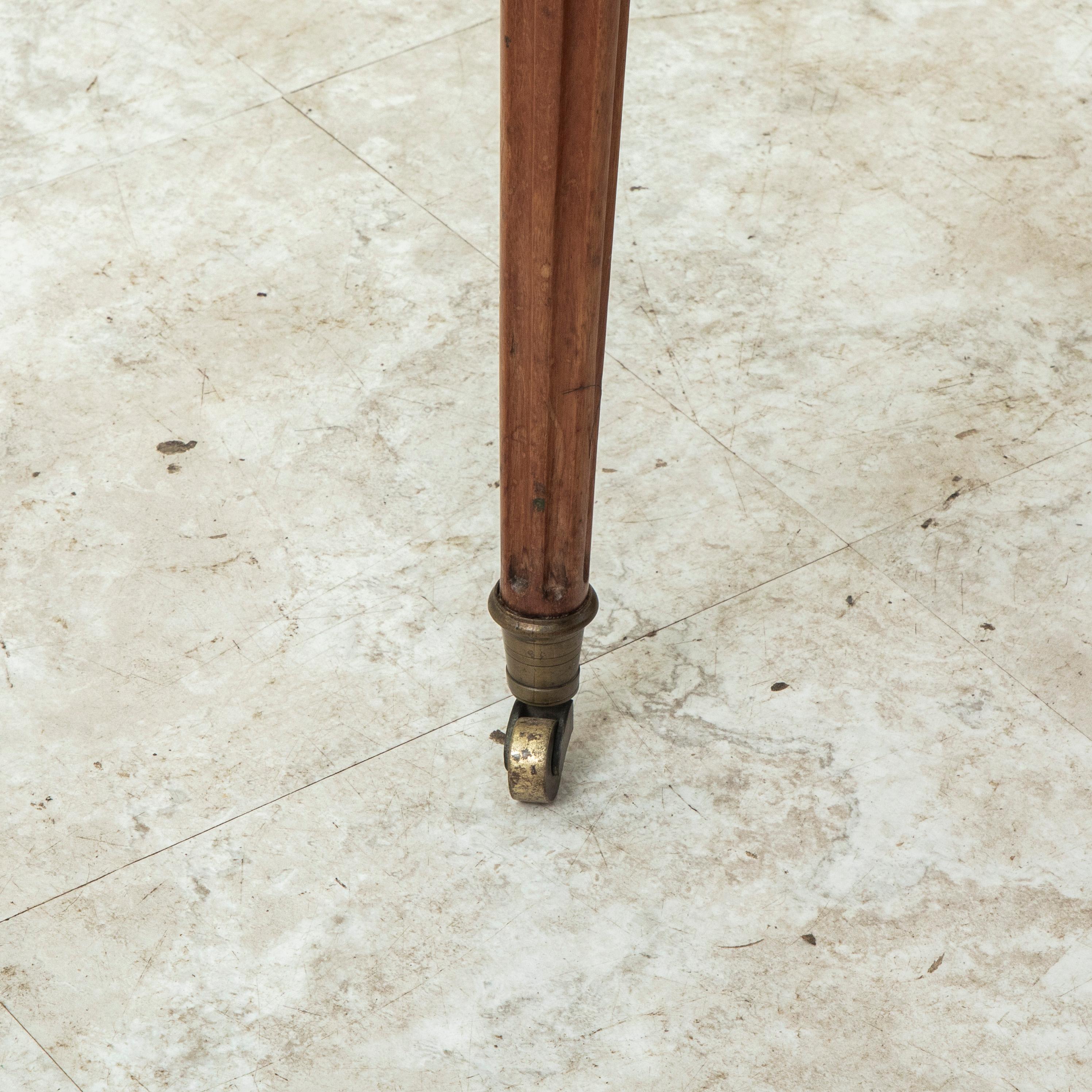 Französischer Mahagoni-Bouillotte-Tisch im Louis-XVI.-Stil des späten 19. Jahrhunderts, Beistelltisch im Angebot 11