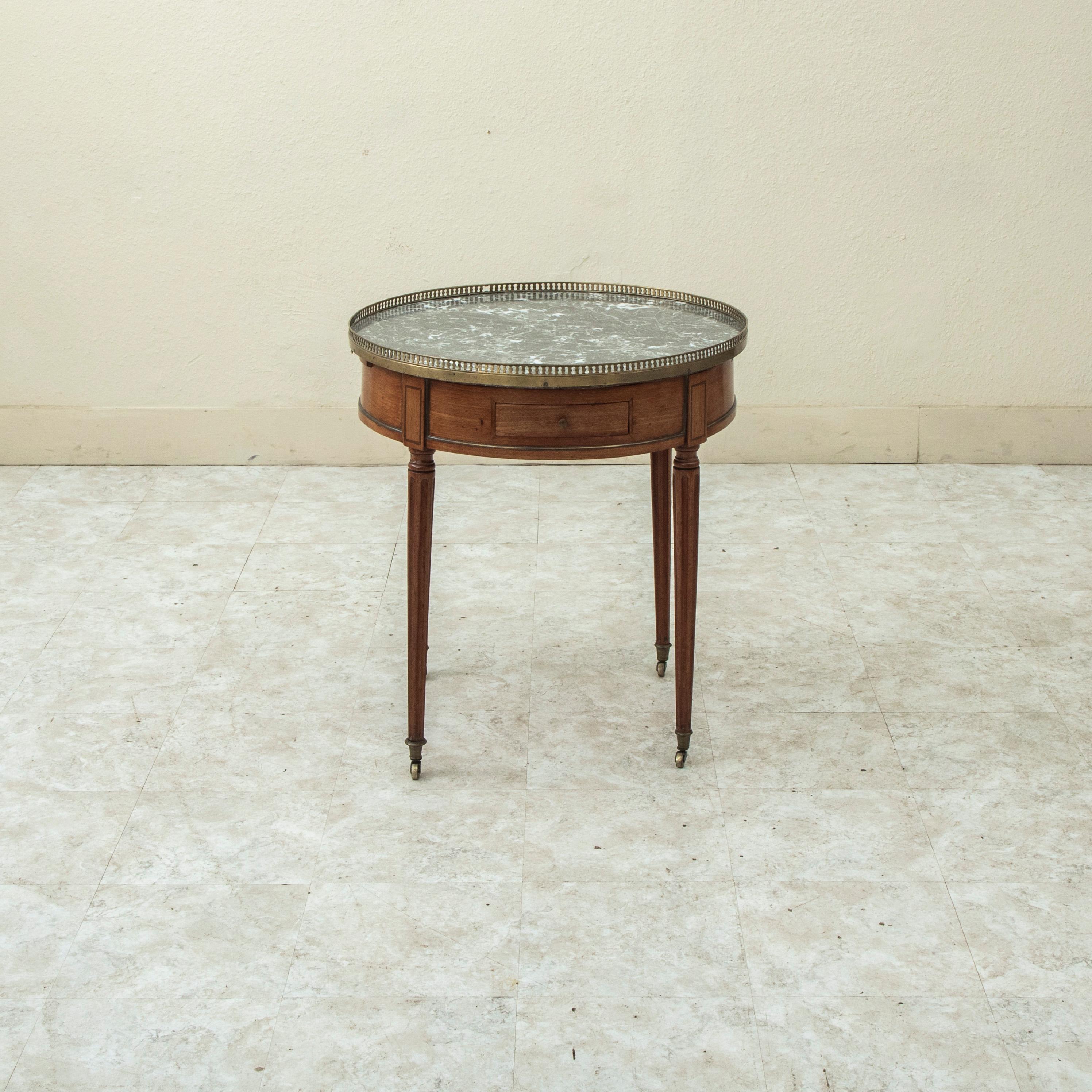 Dieser französische Mahagoni-Tisch im Louis-XVI-Stil diente ursprünglich als Spieltisch, benannt nach dem Kartenspiel 