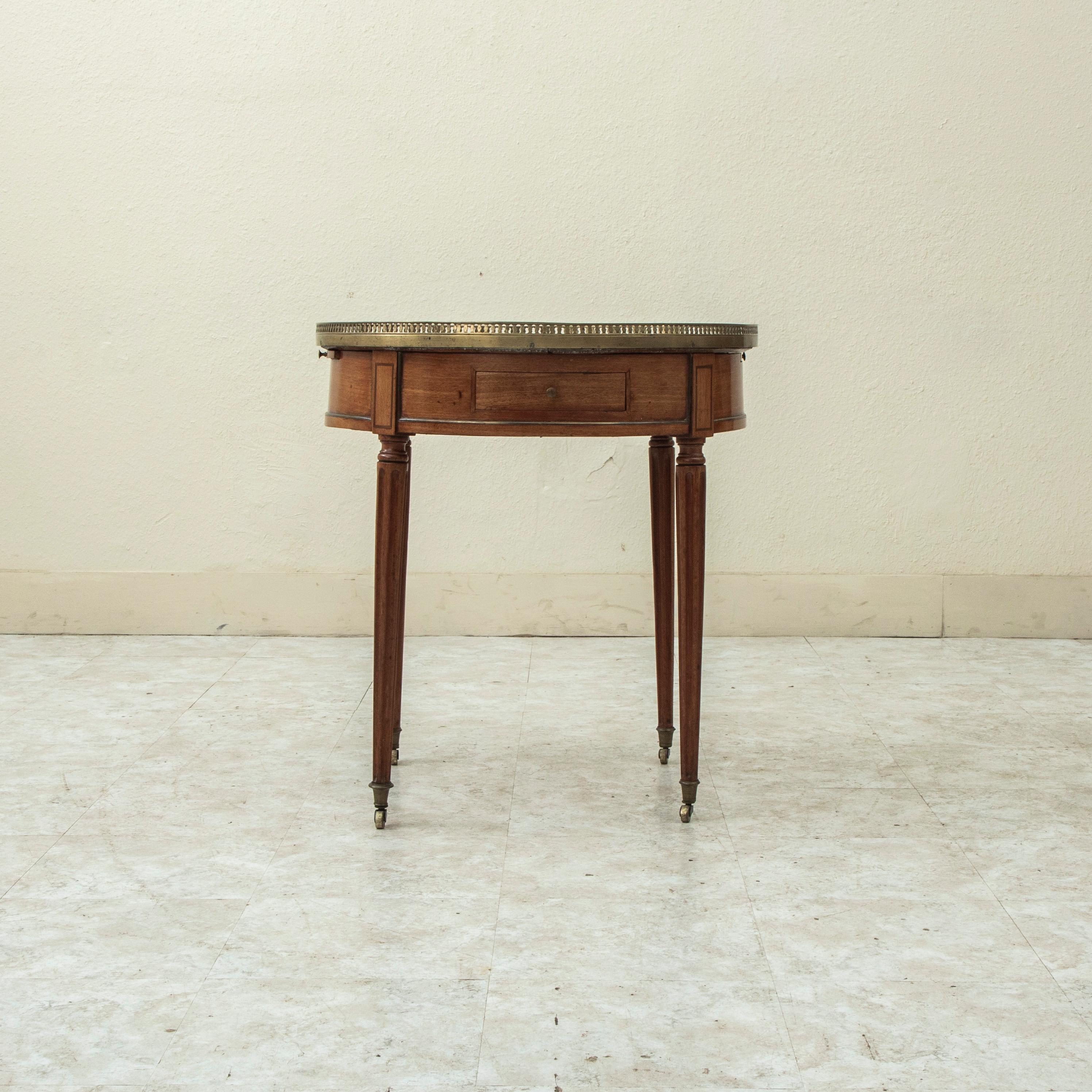 Französischer Mahagoni-Bouillotte-Tisch im Louis-XVI.-Stil des späten 19. Jahrhunderts, Beistelltisch (Louis XVI.) im Angebot